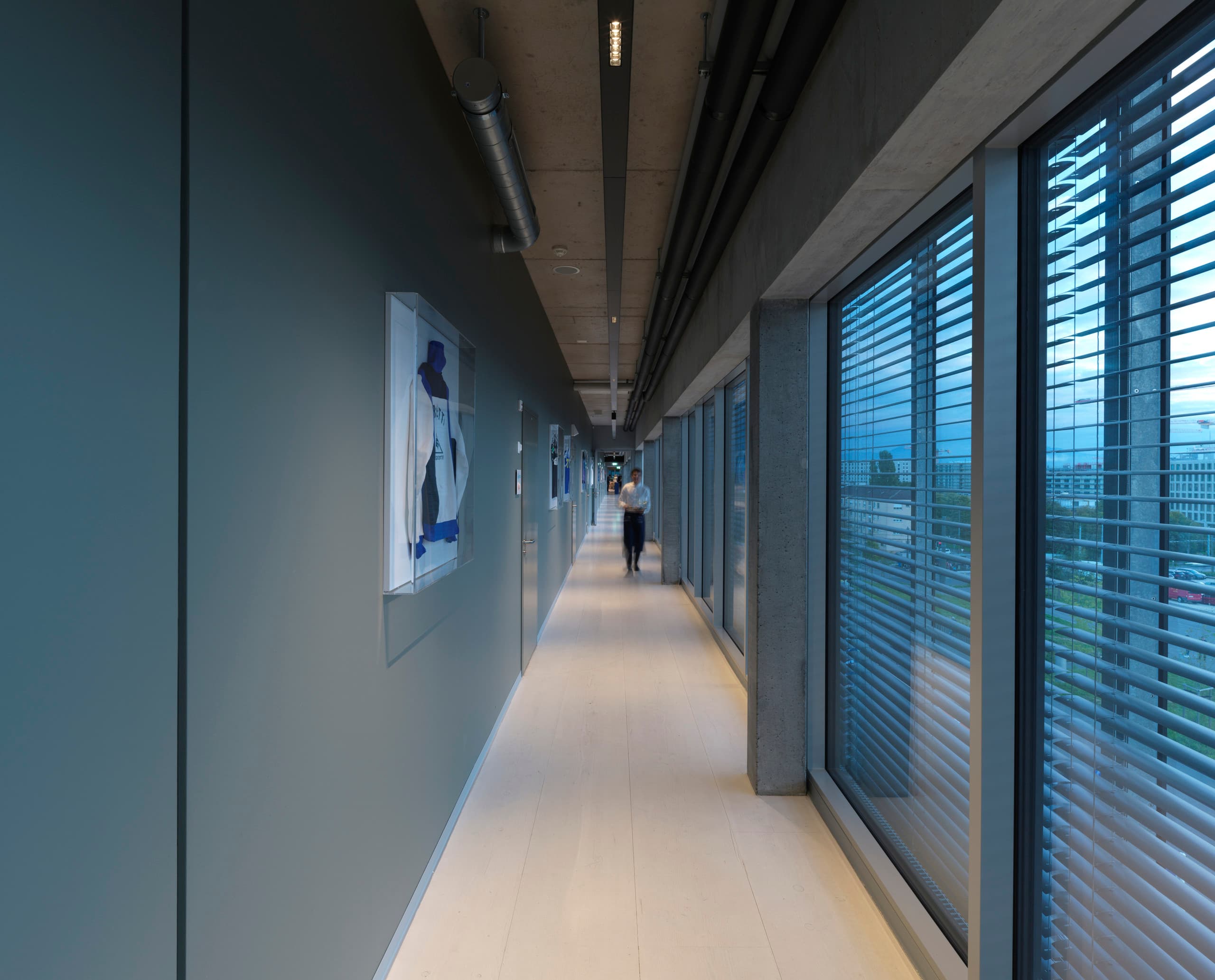 Flur im Stade de la Tuilière mit ERCO LED-Downlights für blendfreie Beleuchtung und hohen Sehkomfort.