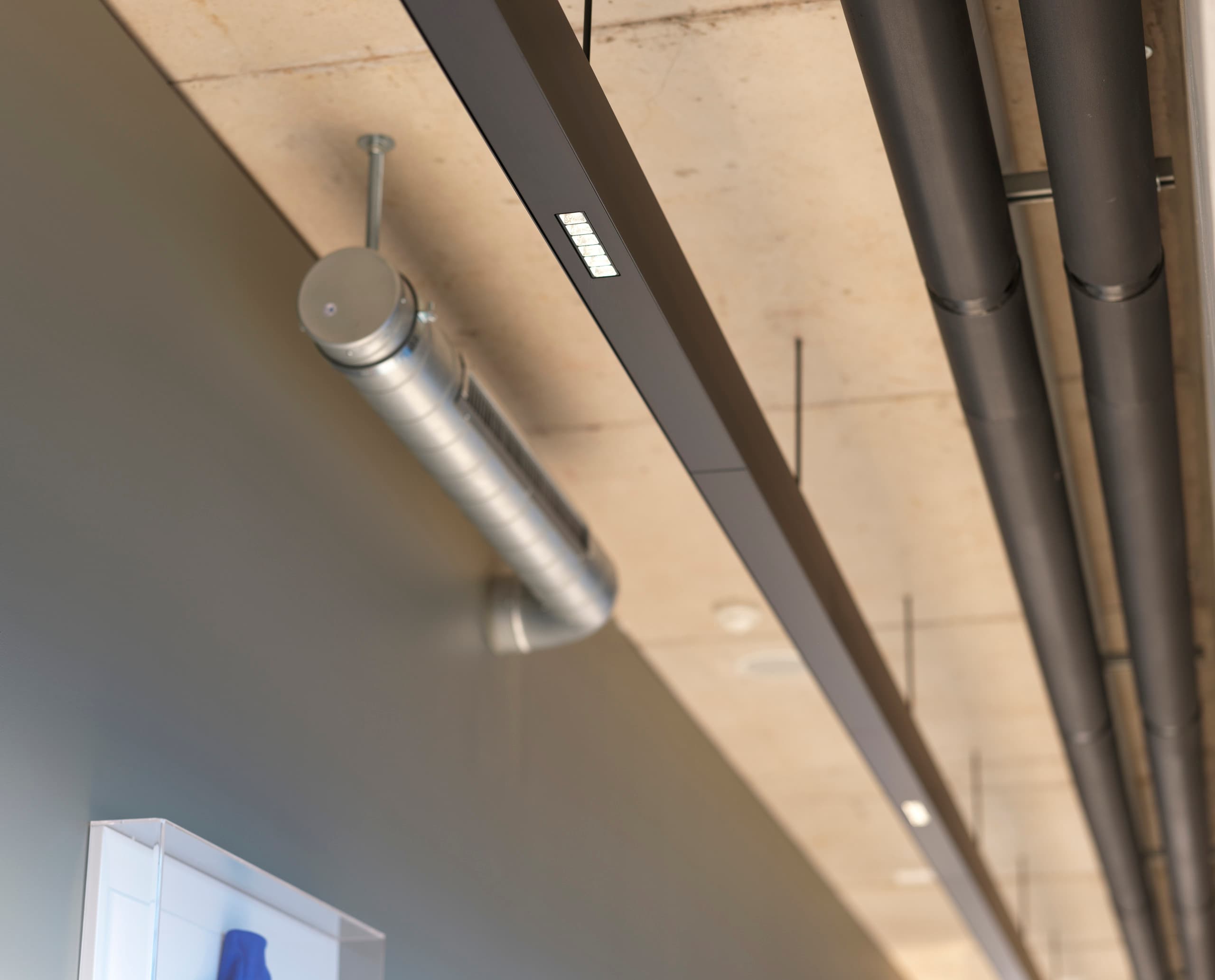 ERCO Compar lineare LED-Downlights in einem Stadion, die blendfreies Licht für hohen Sehkomfort bieten.