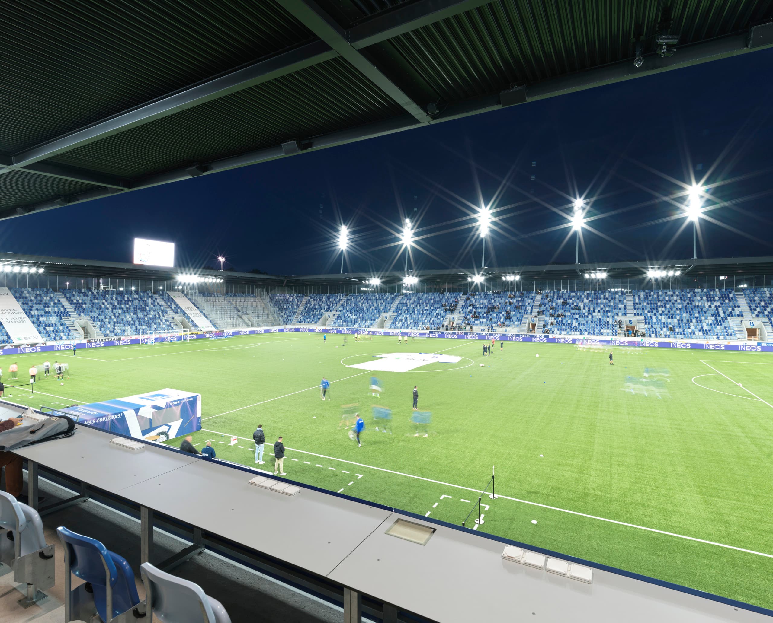 ERCO LED-Beleuchtung im Stade de la Tuilière, Lausanne, für hohe Sehqualität und architektonische Akzentuierung.