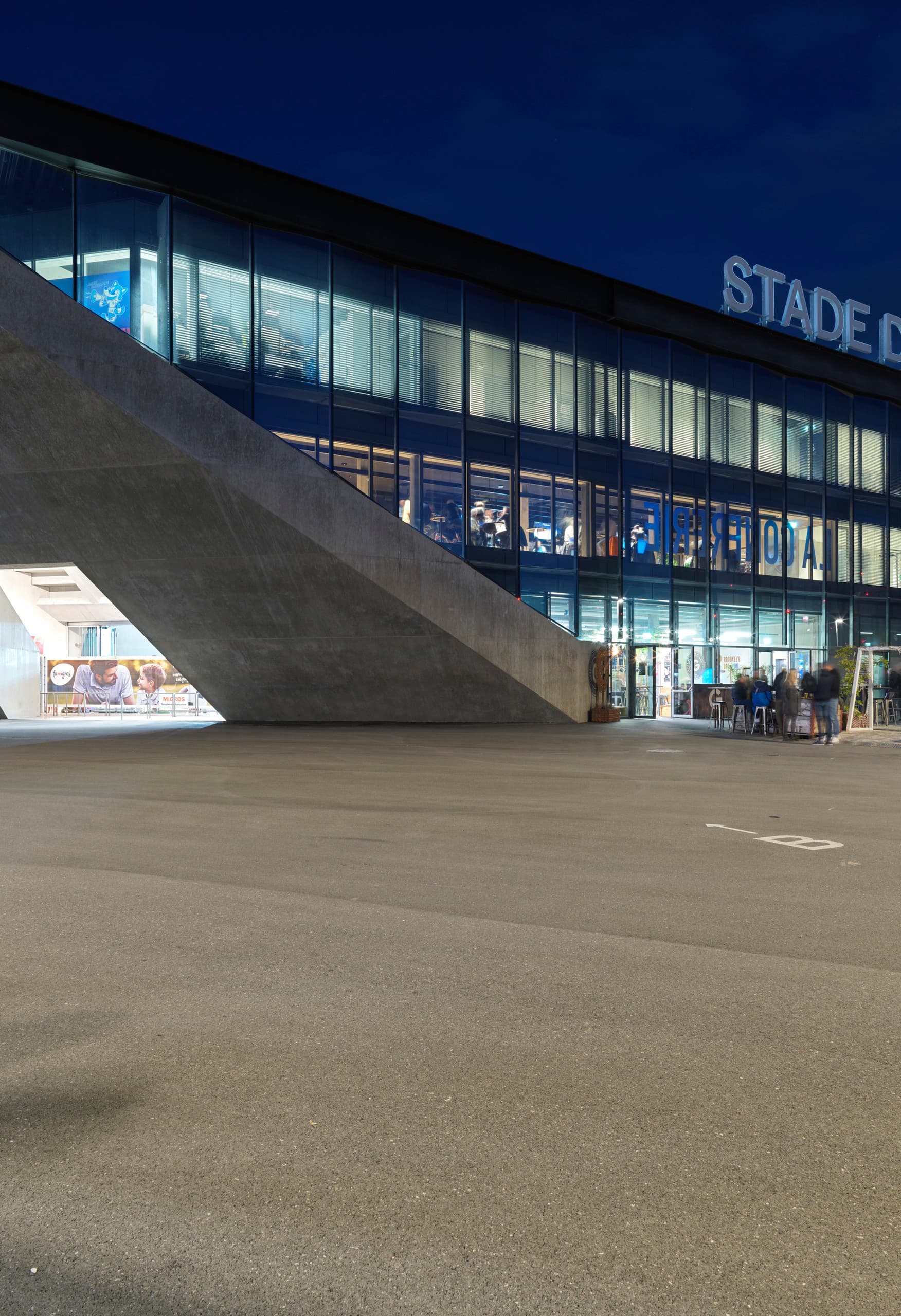 Stade de la Tuilière in Lausanne mit ERCO LED-Beleuchtung für hohe visuellen Komfort.