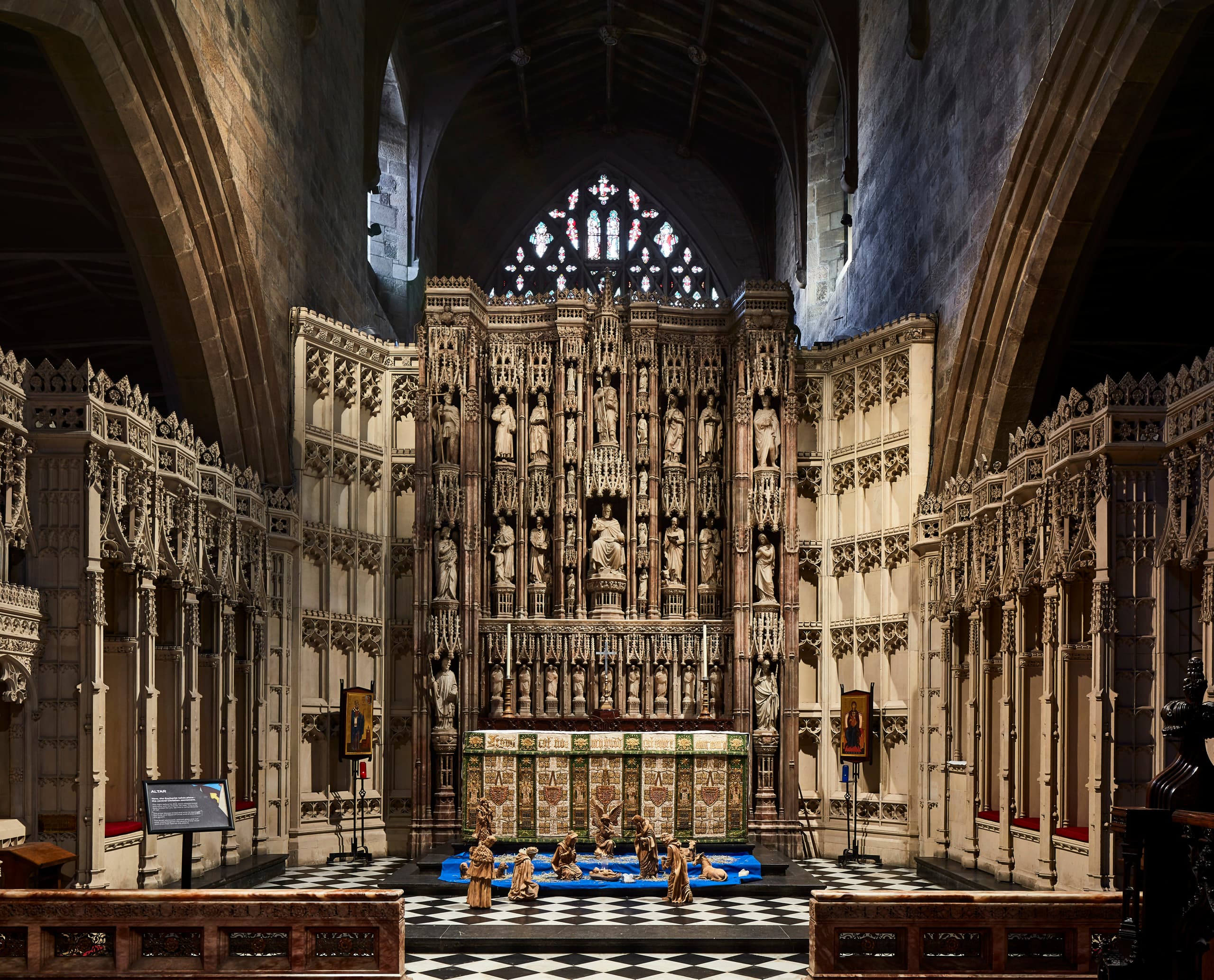 Newcastle Cathedral Altarraum mit ERCO LED-Beleuchtung für sakrale Architektur.