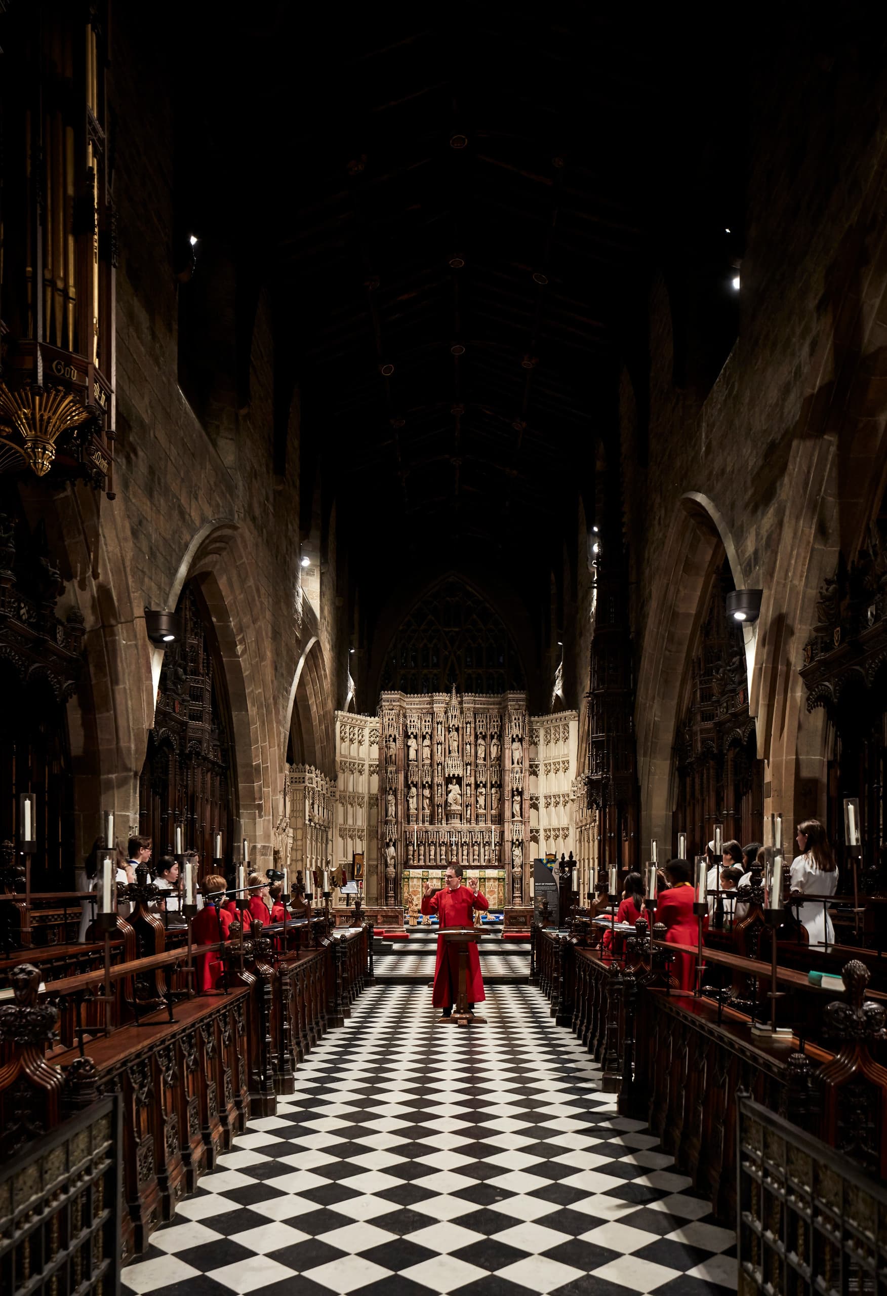 Newcastle Cathedral Chor mit ERCO LED-Beleuchtung für sakrale Architektur.