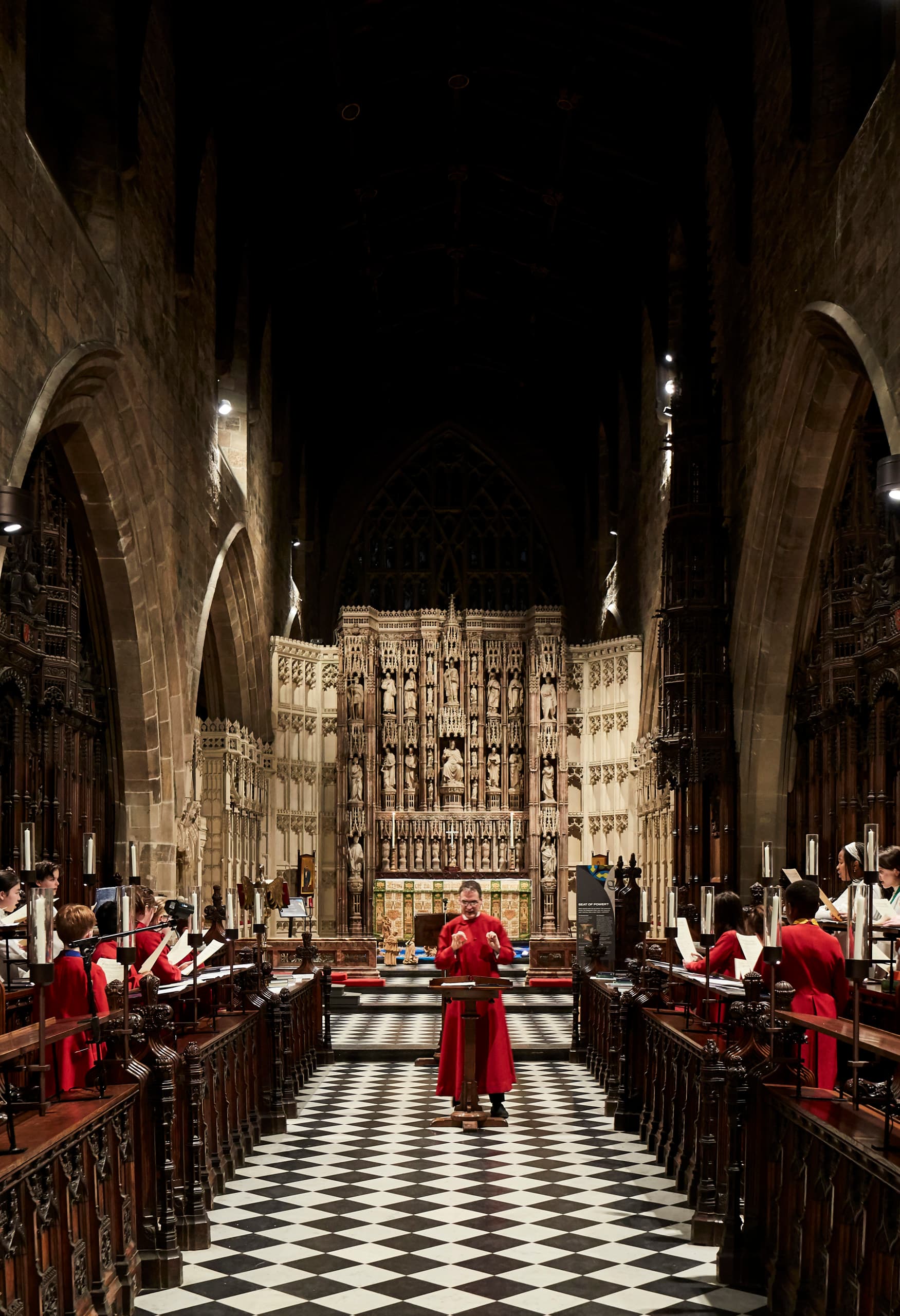 Newcastle Cathedral Chor mit ERCO LED-Beleuchtung für sakrale Atmosphäre.