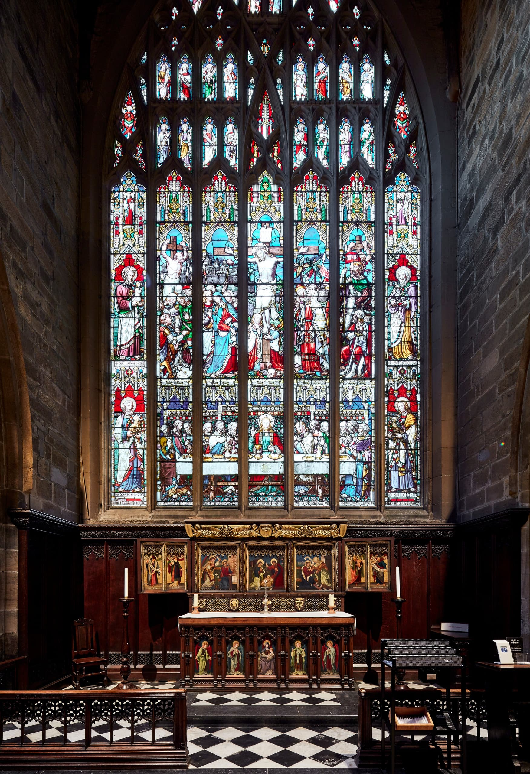 Buntglasfenster in der Newcastle Cathedral, beleuchtet mit ERCO LED-Lichtern.