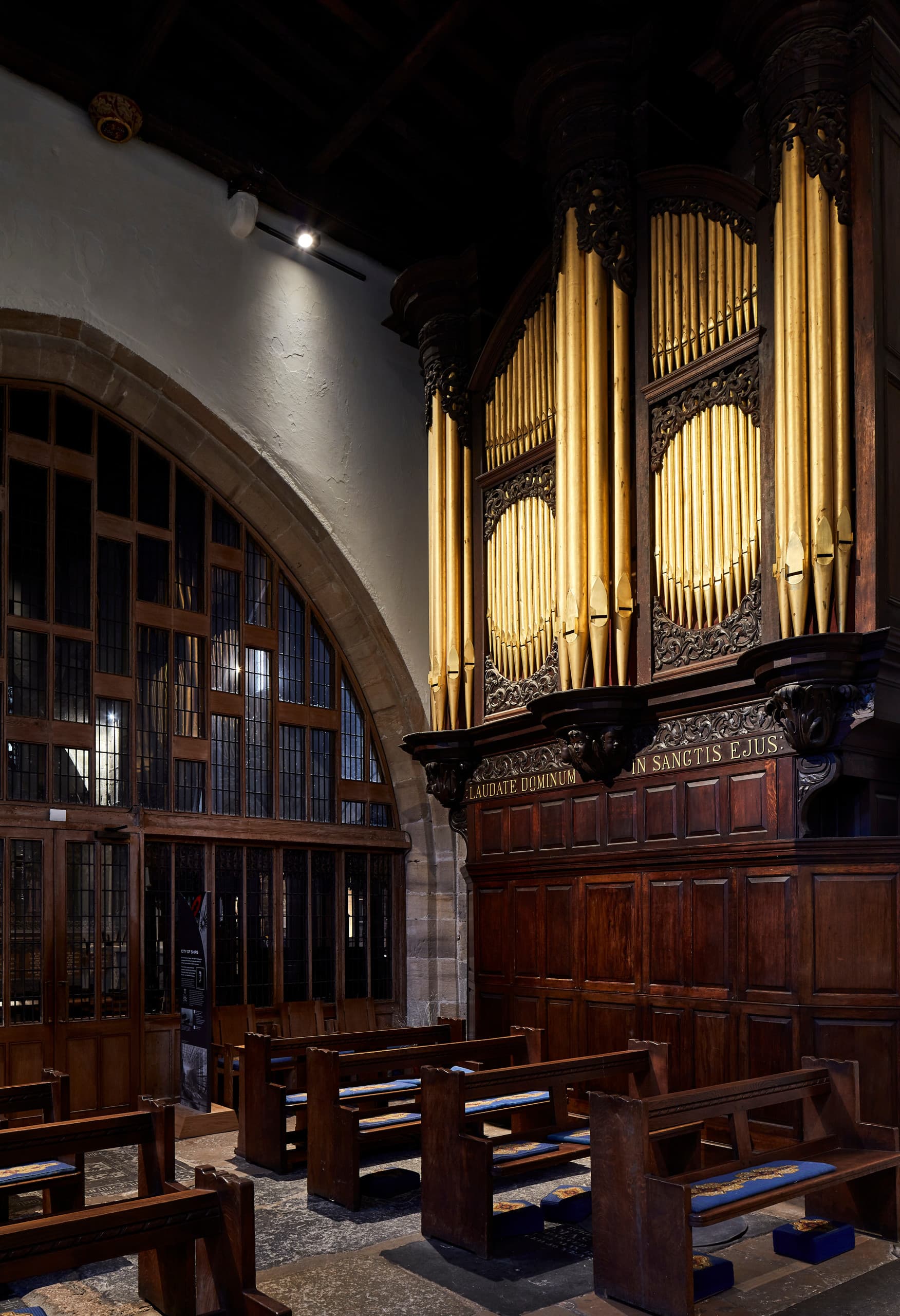 Innenraum der Newcastle Kathedrale mit Orgel und ERCO LED-Beleuchtung.