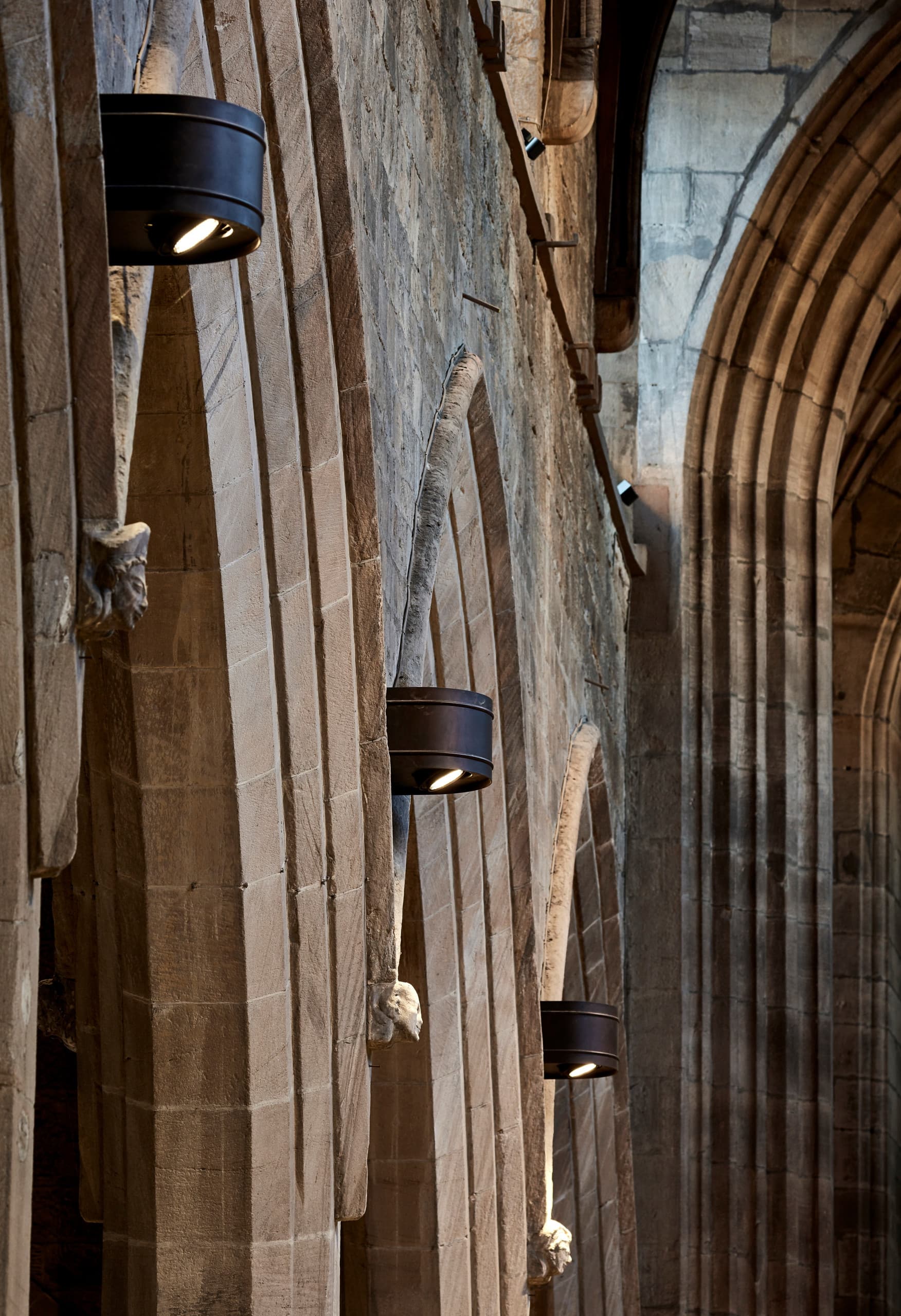 ERCO LED-Strahler beleuchten die Newcastle Cathedral, nachhaltige Beleuchtung für historische Architektur.