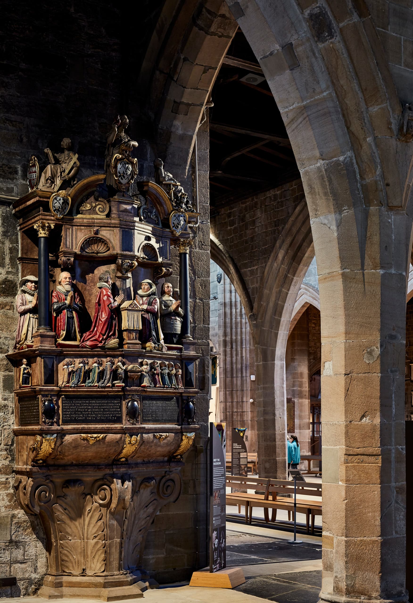 Newcastle Cathedral Denkmal mit ERCO LED-Beleuchtung, die historische Details hervorhebt.