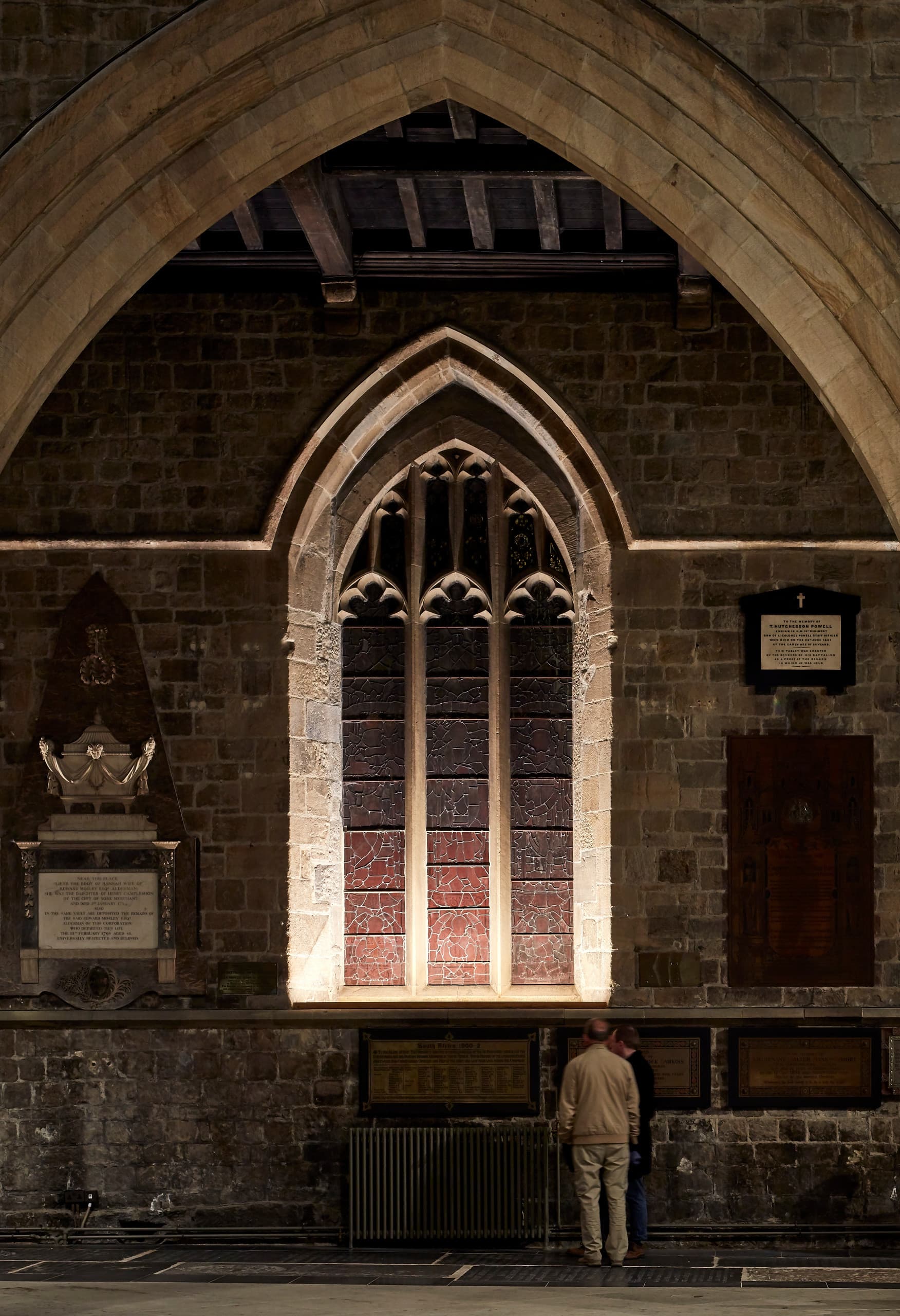 ERCO LED-Beleuchtung in der Newcastle Cathedral: Akzentuierung des historischen Kirchenfensters.