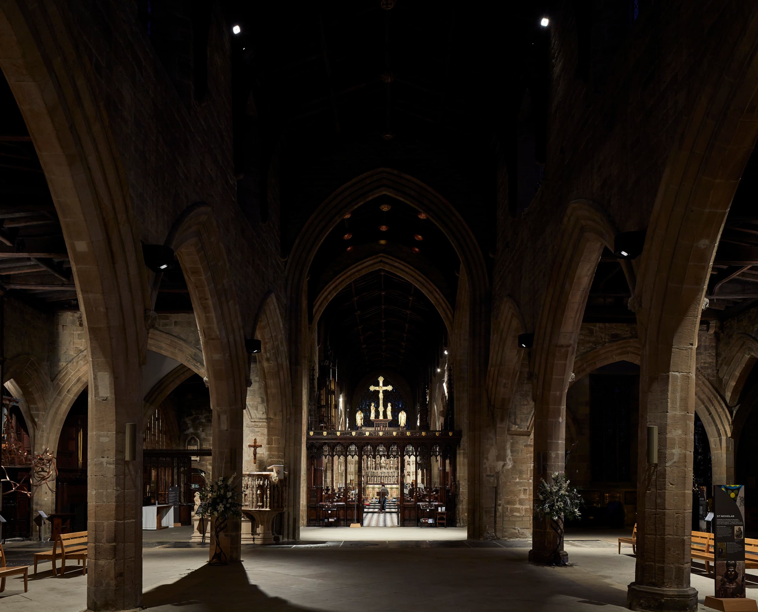 Innenraum der Newcastle Cathedral mit ERCO LED-Beleuchtung, die spirituelle Architektur hervorhebt.
