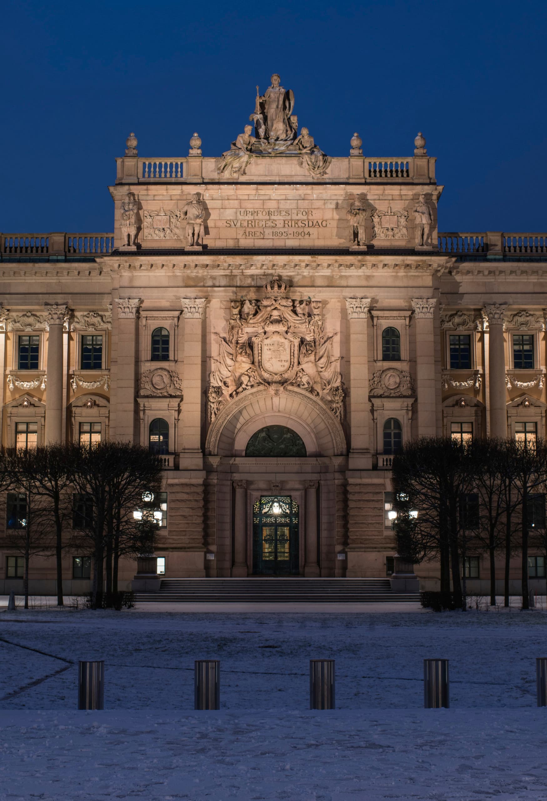 LED-Beleuchtung des Reichstagsgebäudes in Stockholm mit ERCO Beamern und Tesis Bodeneinbauleuchten.