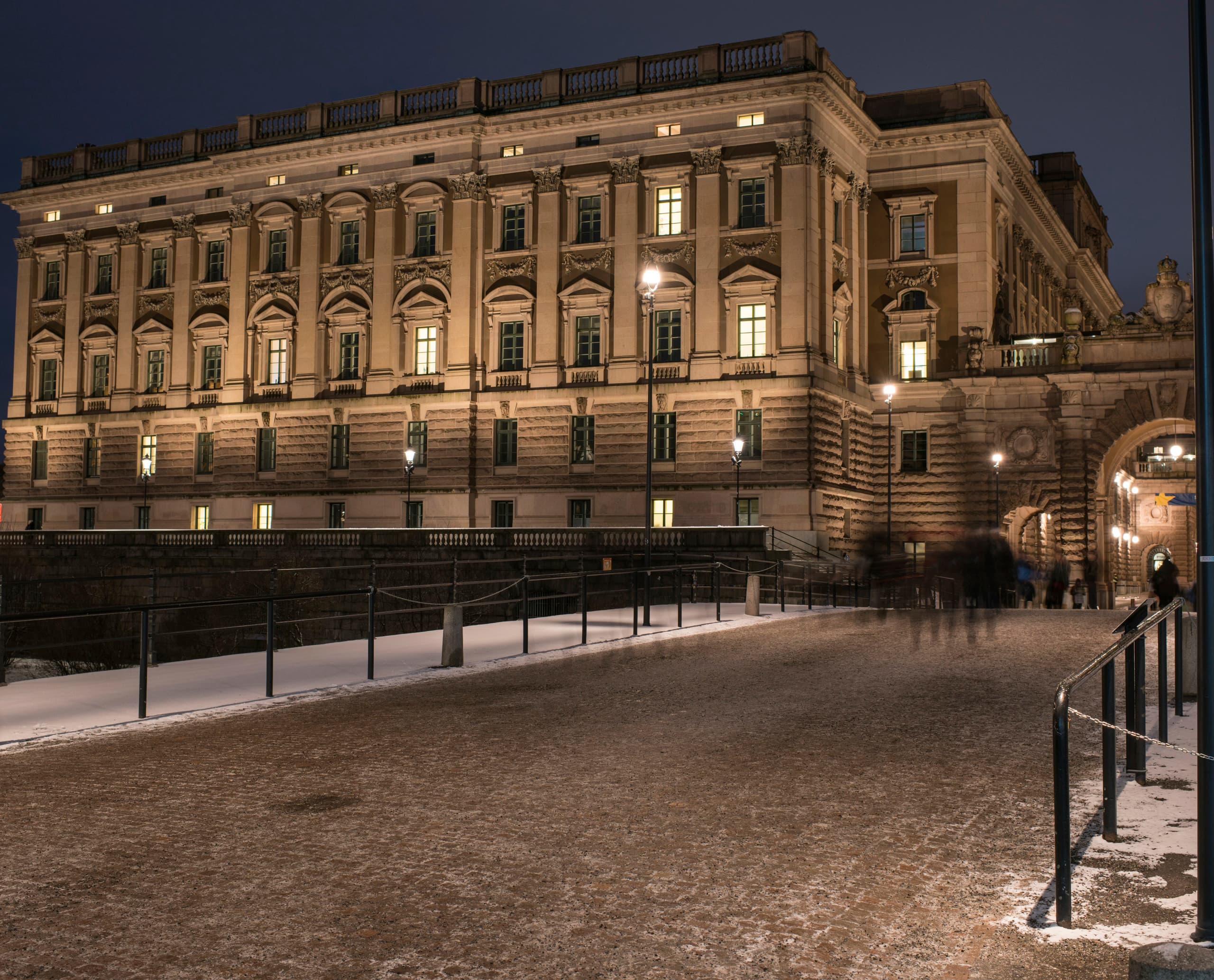 LED-beleuchtetes Parlamentsgebäude in Stockholm bei Nacht.