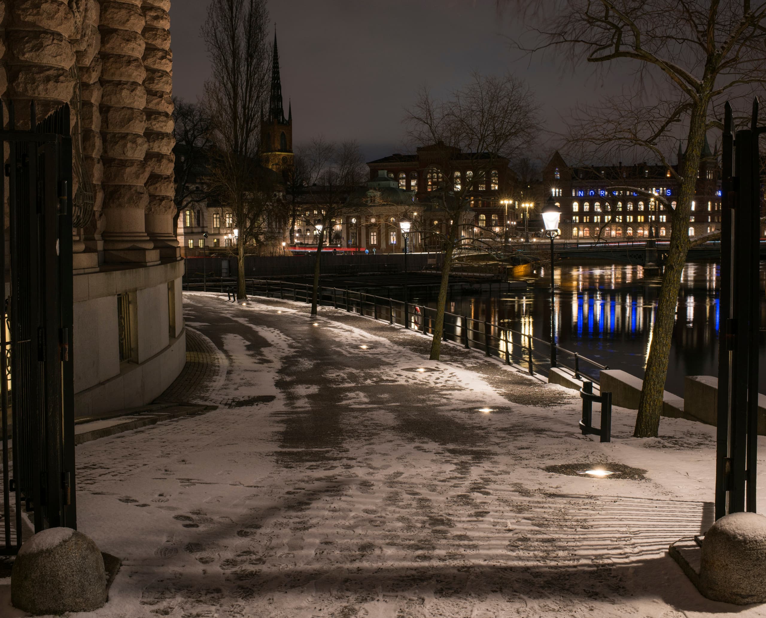 Beleuchteter Weg am Parlament Stockholm mit ERCO Tesis Bodeneinbauleuchten für Orientierung und Sicherheit.