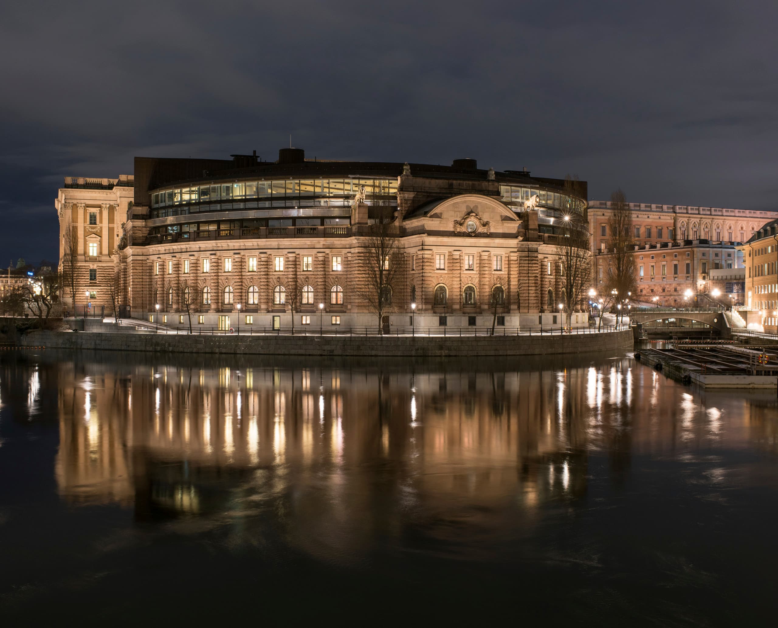 Beleuchtetes Parlamentsgebäude in Stockholm mit ERCO LED Außenbeleuchtung.