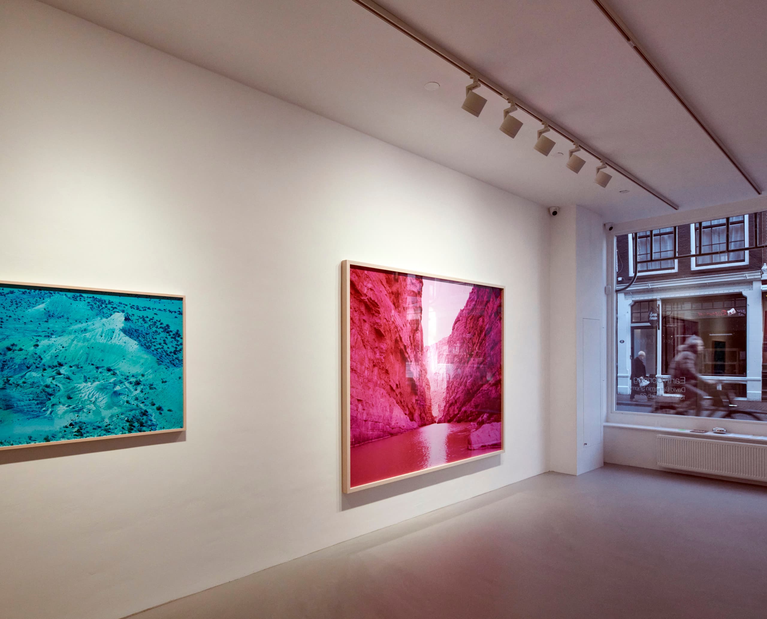 ERCO Parscan InTrack Strahler beleuchten Kunstwerke in der Enari Galerie, Amsterdam.