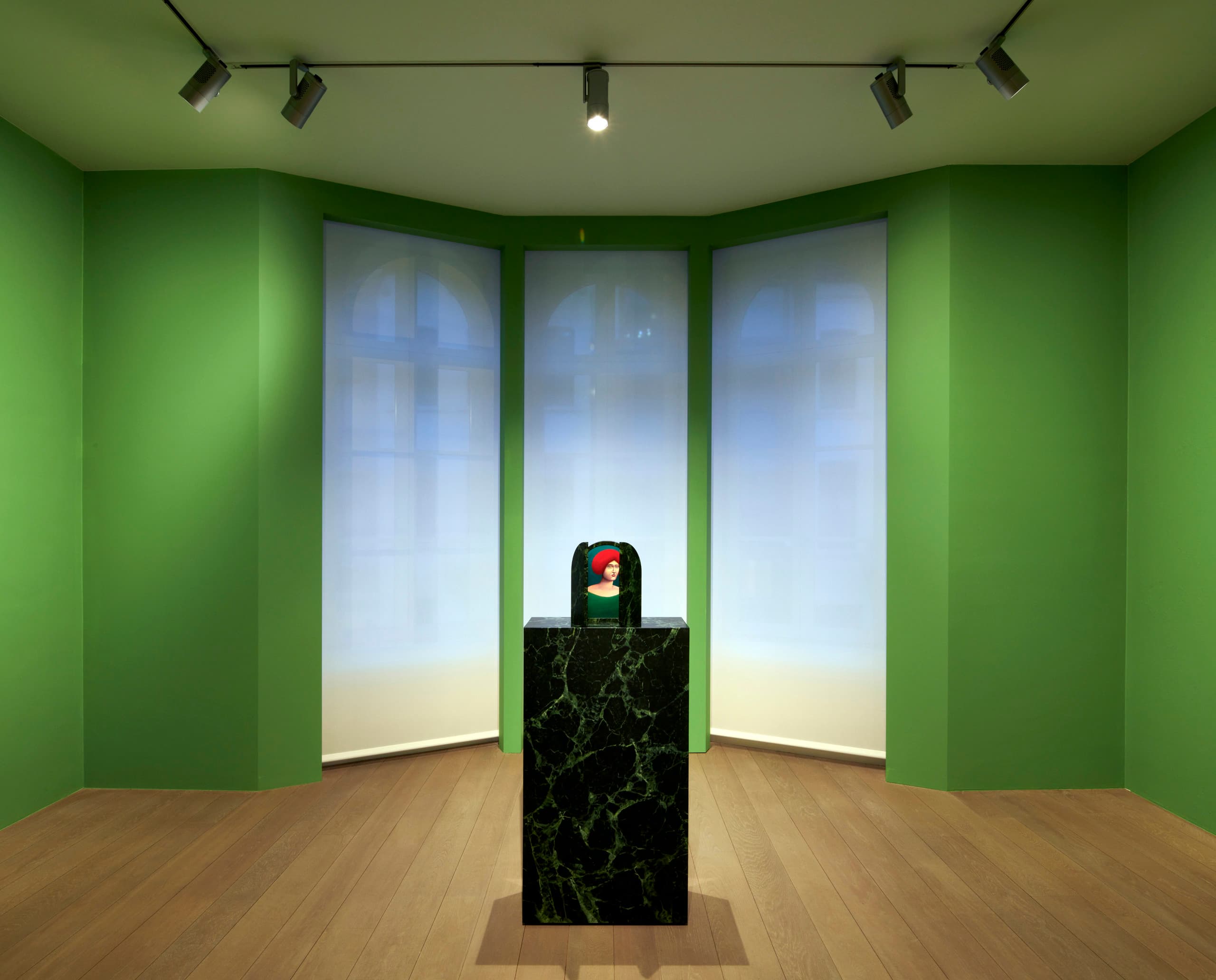 Kunstwerk auf Sockel, beleuchtet mit ERCO LED-Strahlern in der Xavier Hufkens Galerie.