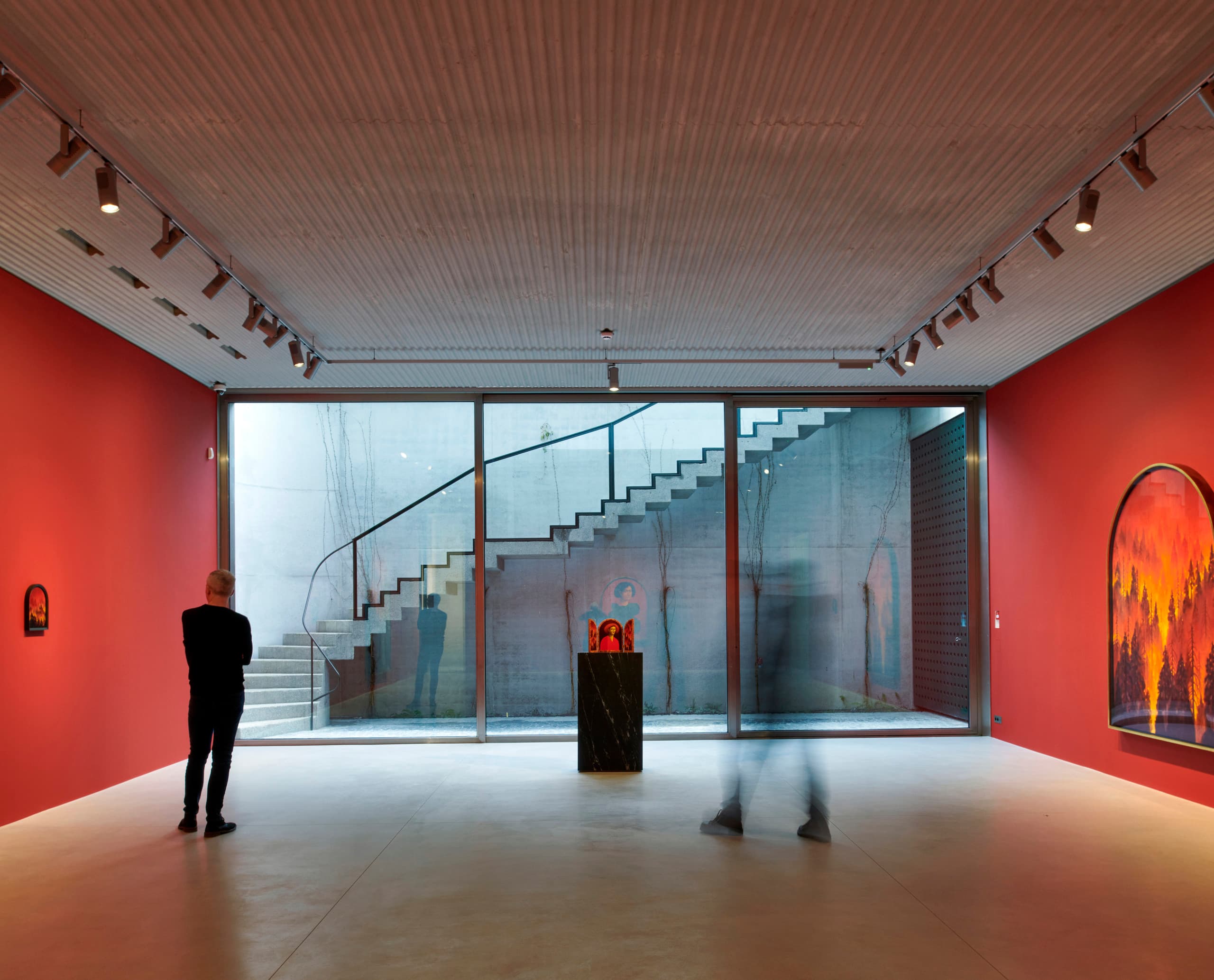 ERCO LED-Leuchten beleuchten Kunst in der Galerie Xavier Hufkens, Brüssel.