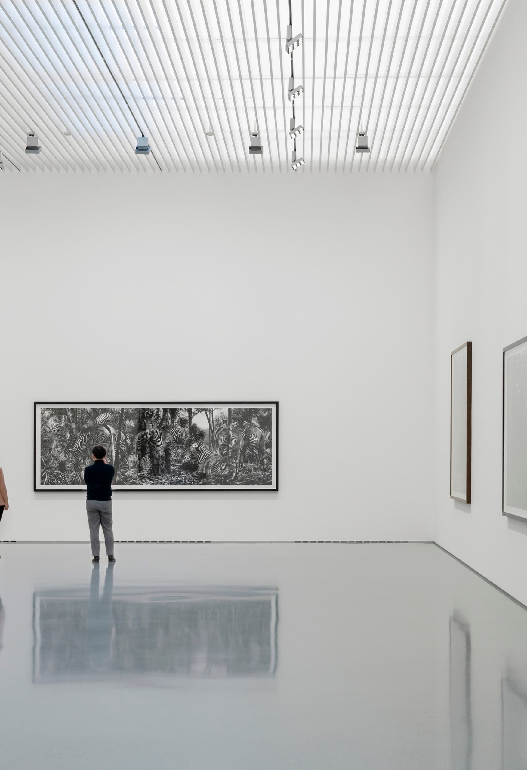 ERCO LED-Beleuchtung im Space Z, Peking: Kunstausstellung mit Stella Strahlern und Wallwashern für optimale Lichtwirkung.