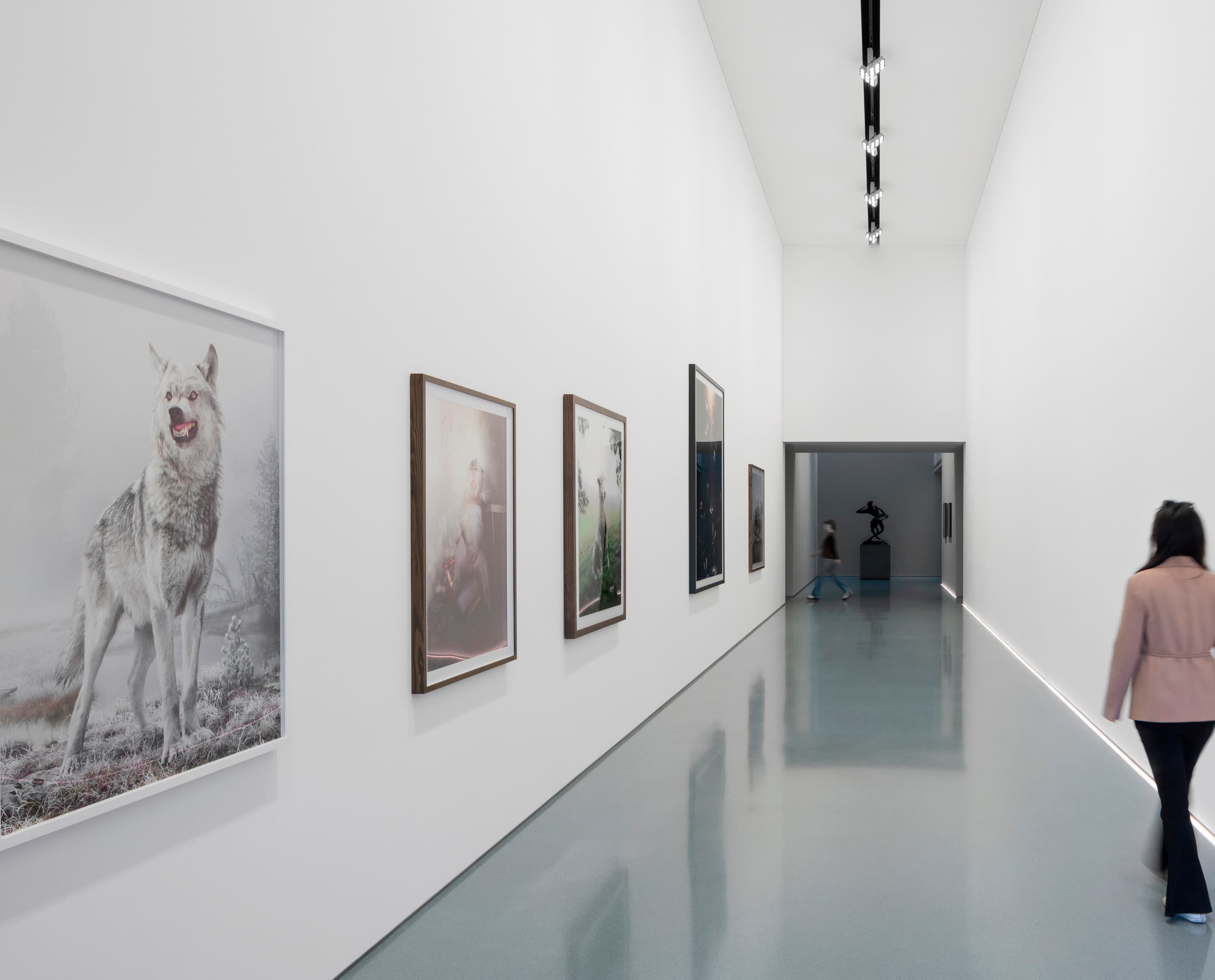 ERCO Stella Strahler beleuchten Kunst in Space Z, Peking. Vielfältige Ausstellungsbeleuchtung.