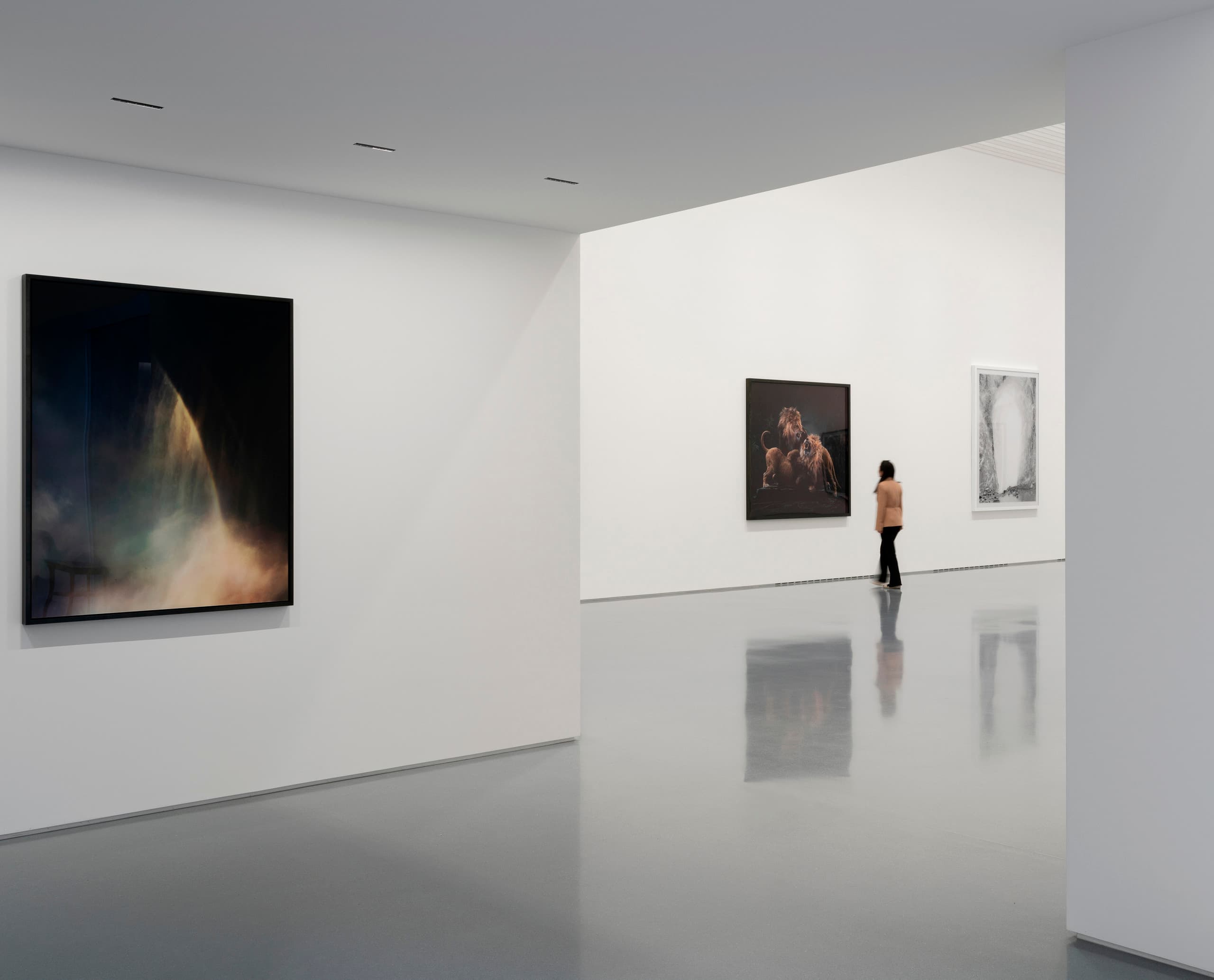 ERCO Stella Strahler beleuchten Kunst in Space Z, Peking. Minimalistisches Design, vielfältige Ausstellung.
