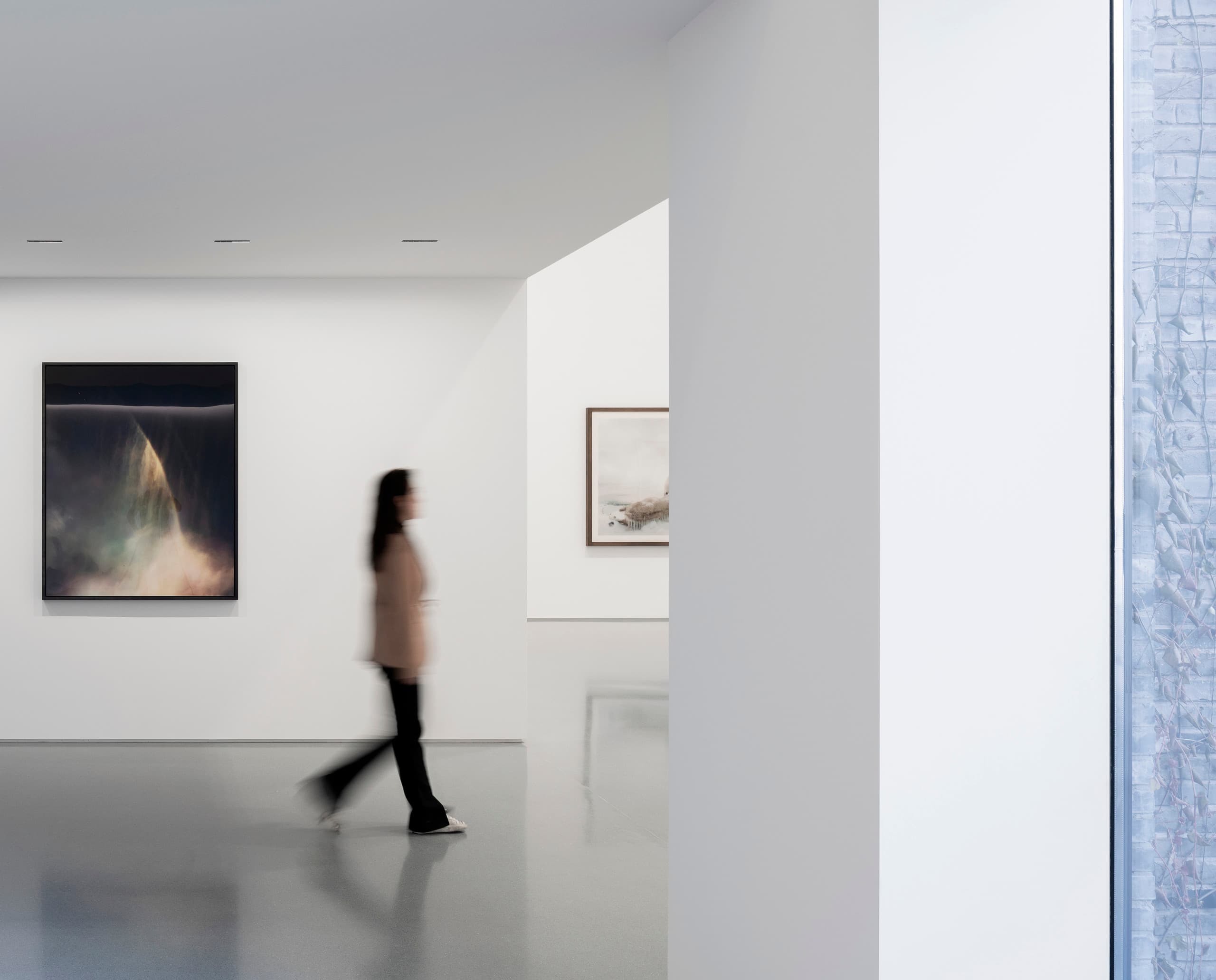 ERCO LED-Beleuchtung im Space Z, Peking. Kunstausstellung mit Stella Strahlern für Akzentbeleuchtung.