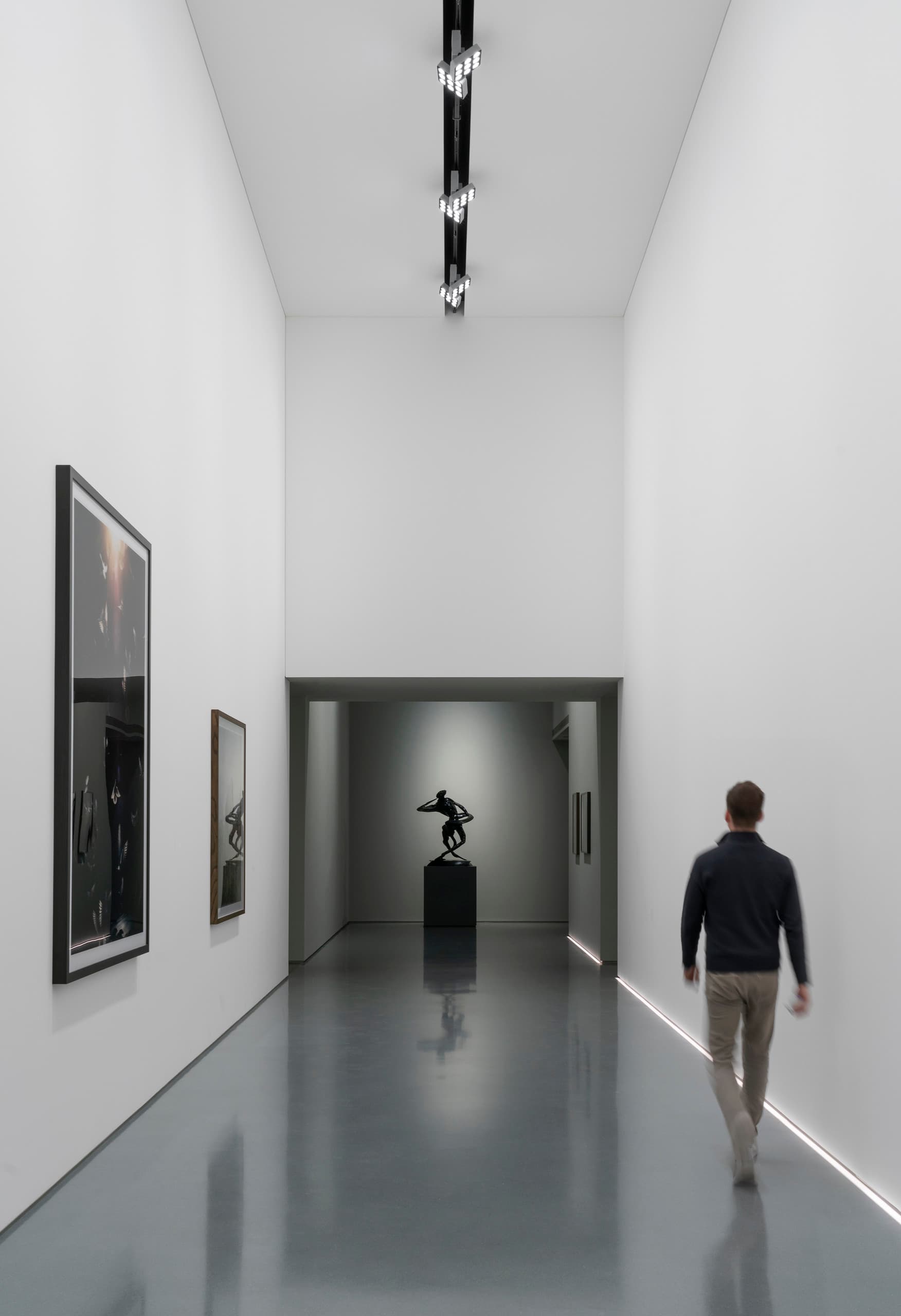 ERCO Stella Strahler beleuchten Kunst in Space Z, Beijing. Museumsbeleuchtung mit neutralweißen Licht.