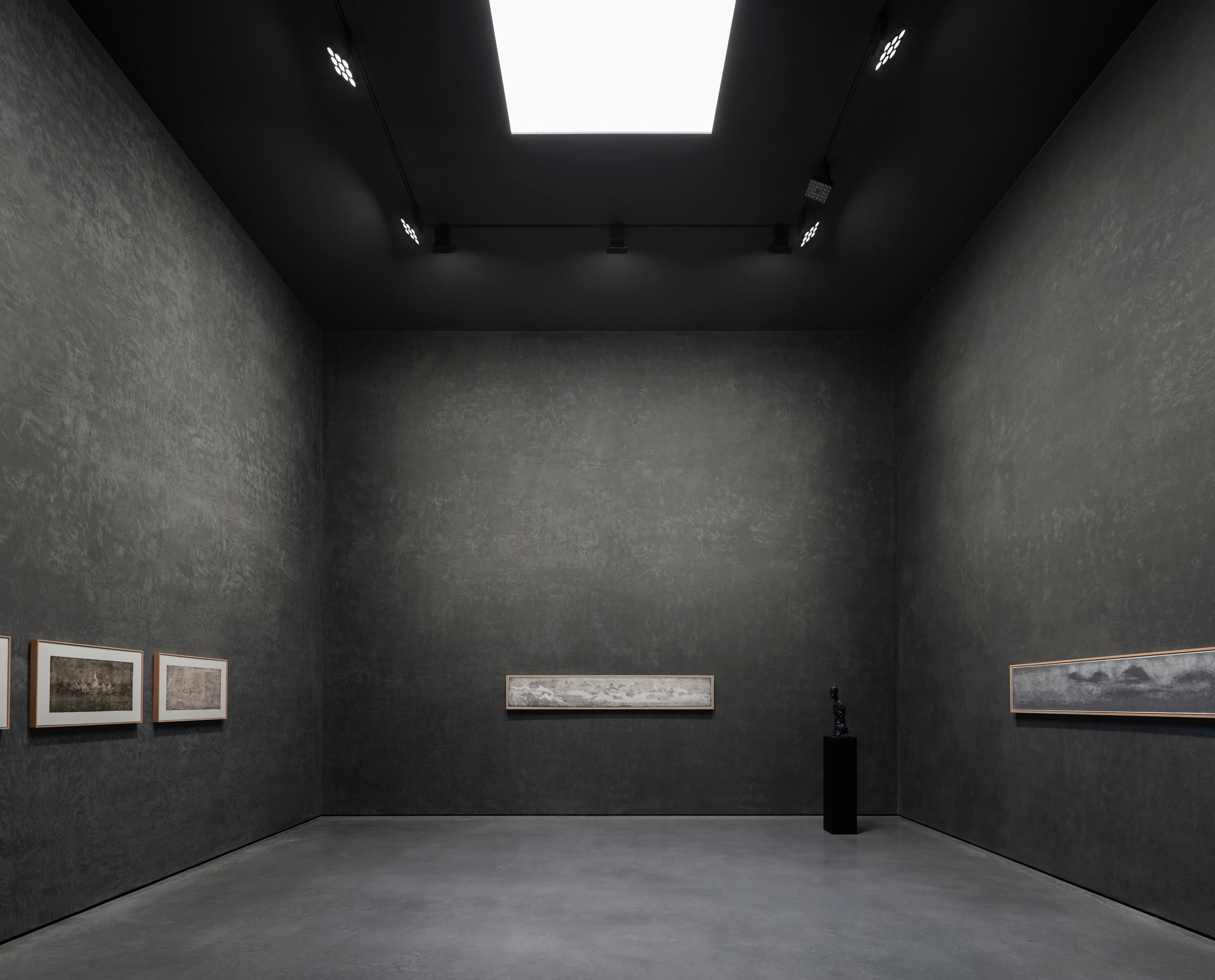 ERCO Stella Strahler beleuchten Kunst in Space Z, Peking. Akzentbeleuchtung für diverse Ausstellungen in minimalistischem Ambiente.