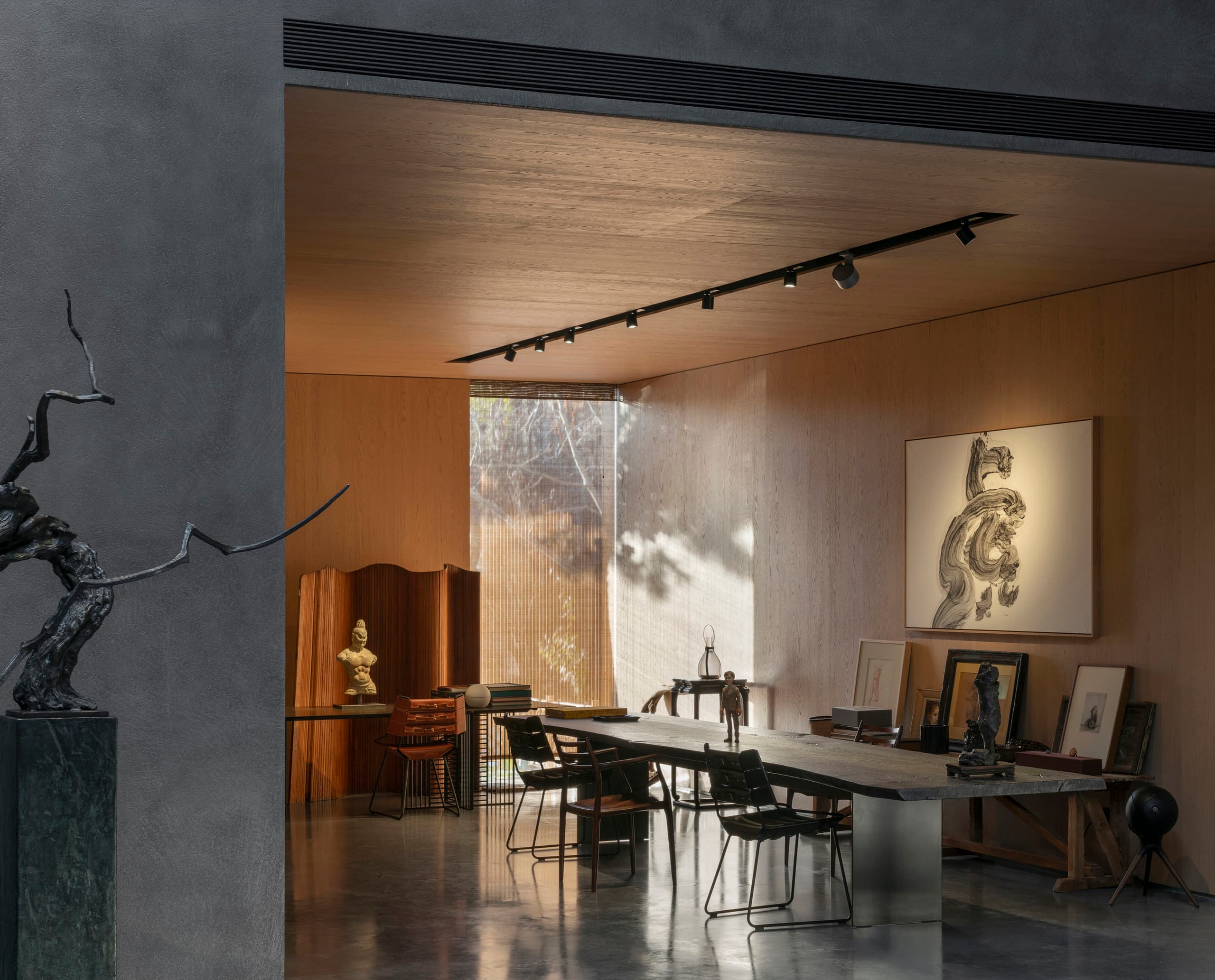 ERCO LED-Beleuchtung im Space Z, Peking: Kunstausstellung mit Stella Strahlern und Gimbal Strahlern für akzentuiertes Licht.