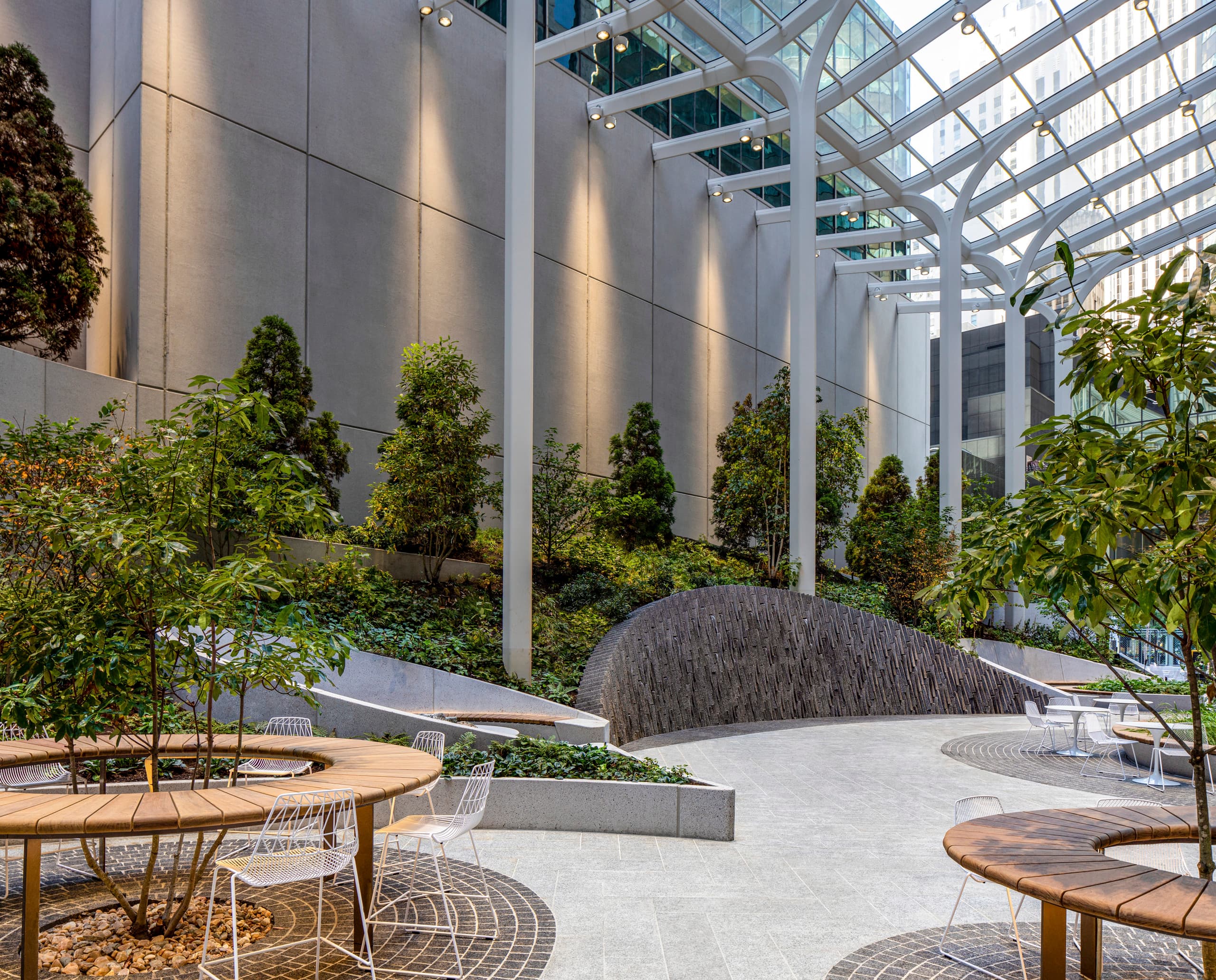 550 Madison Avenue Garden: ERCO Außenleuchten für optimales Pflanzenwachstum und hohen Sehkomfort in New Yorks grüner Oase.