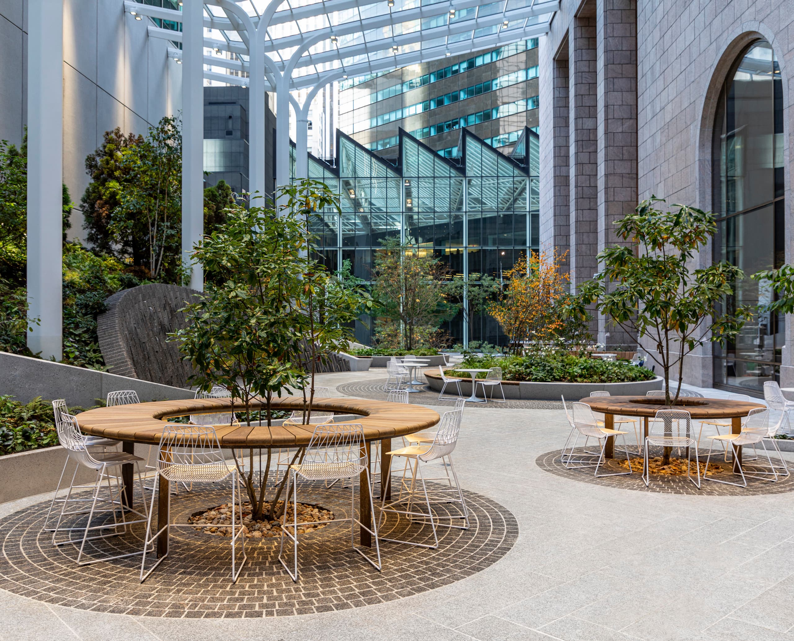 550 Madison Avenue Garden: Urbaner Garten mit ERCO Außenleuchten für Pflanzenwachstum und Sehkomfort.