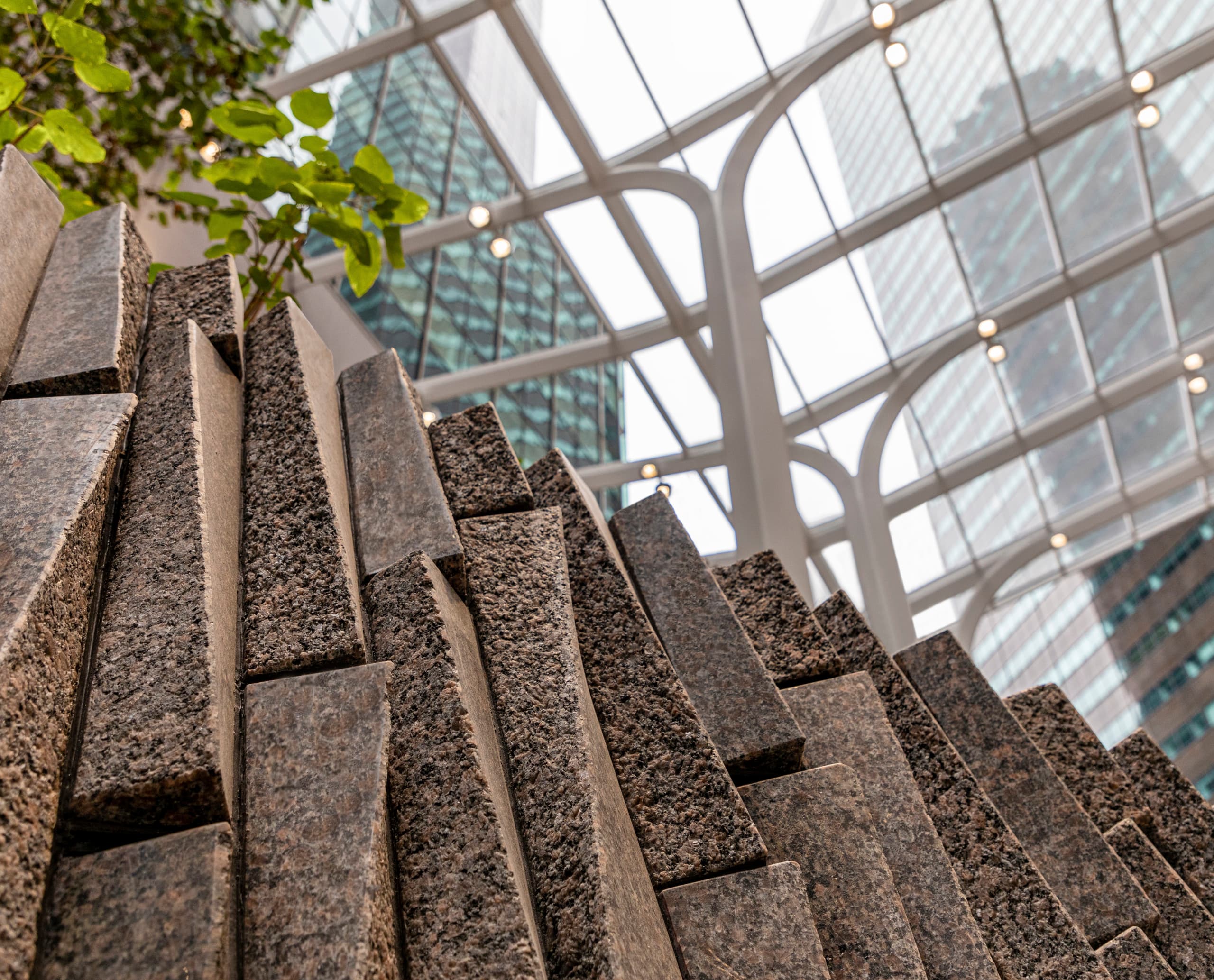 Kona Outdoor-Strahler im 550 Madison Avenue Garden, New York, für optimales Pflanzenwachstum und hohen Sehkomfort.