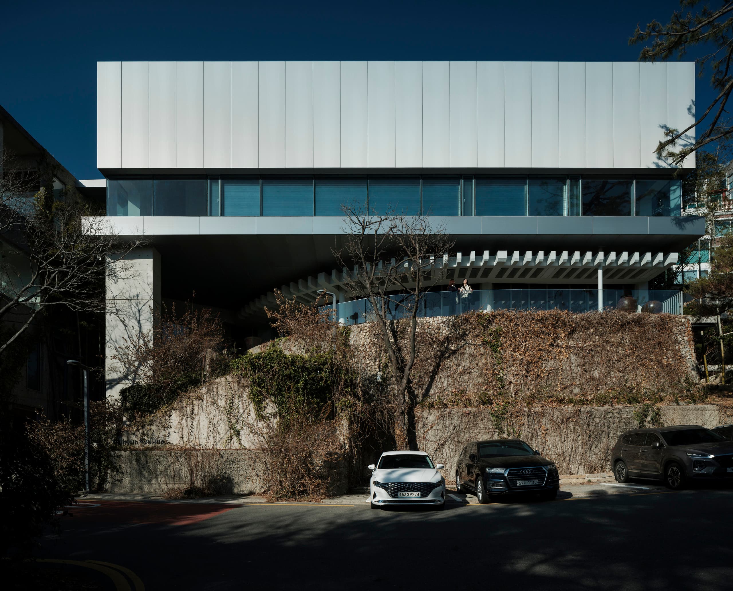 Johyun Galerie in Busan: Moderne Architektur mit ERCO Lichtsystem für Kunstausstellungen.