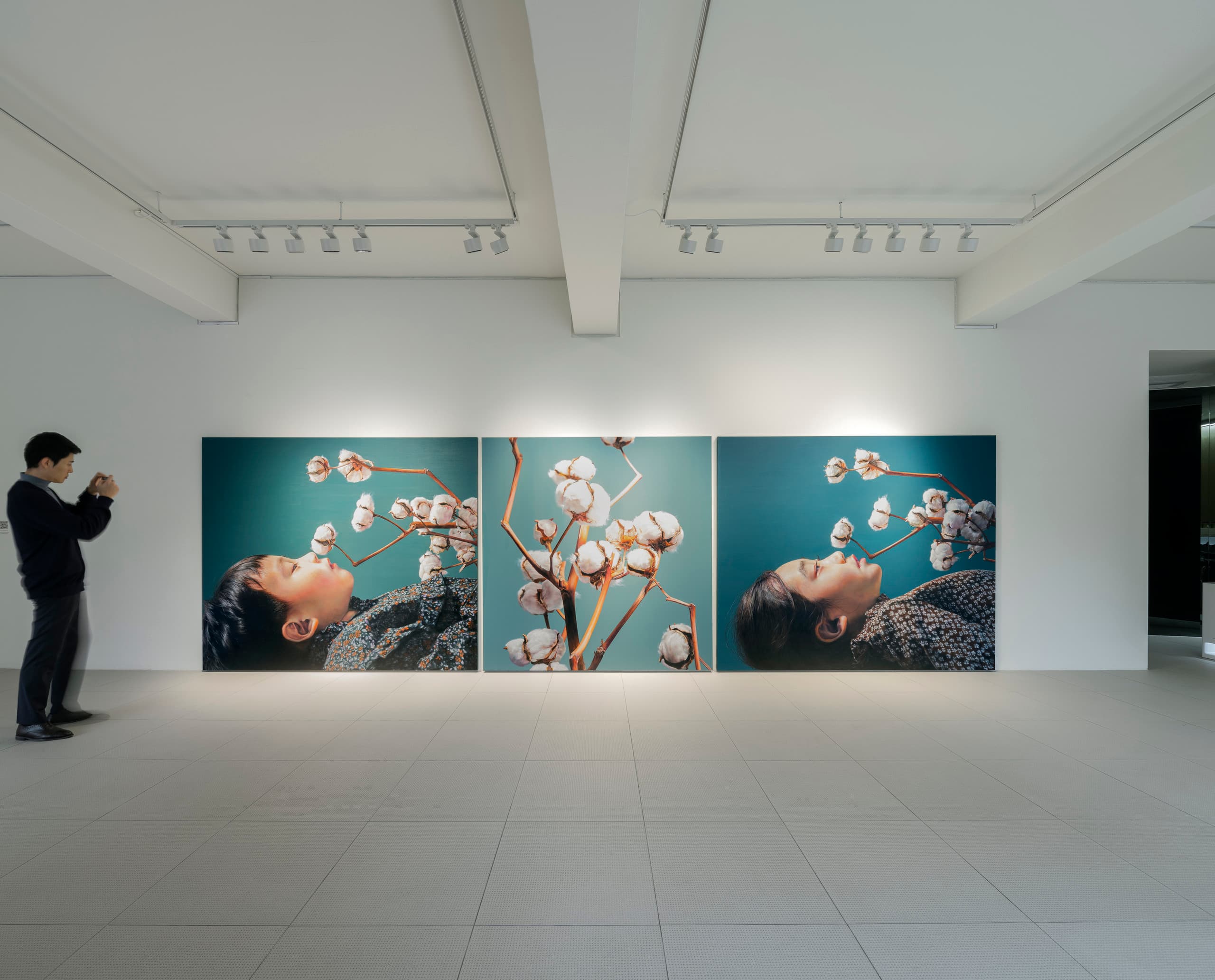 Johyun Galerie in Busan mit ERCO Beleuchtung und Kunstausstellung.
