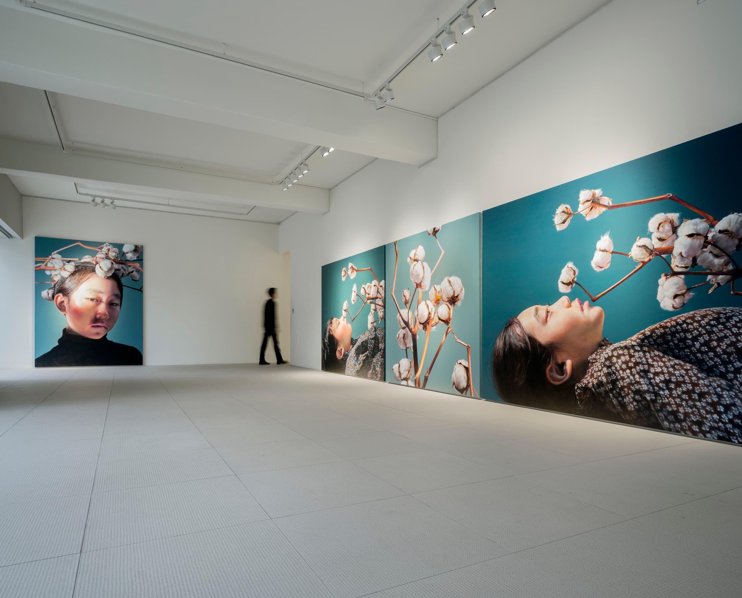 Johyun Galerie Busan: Kunstwerke beleuchtet mit ERCO Parscan Strahlern.