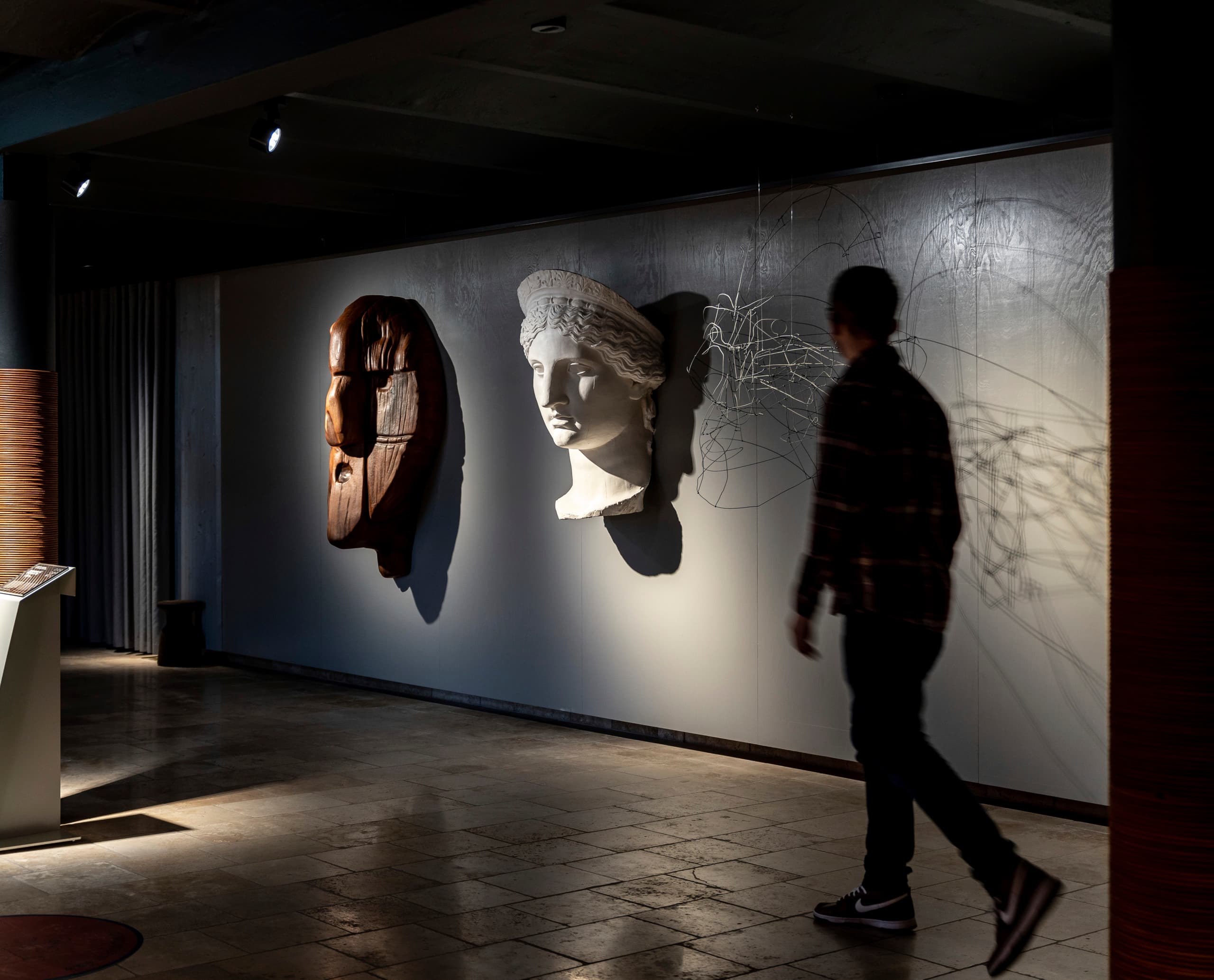 Holmegaard Værk Museum: Skulpturen und ERCO LED-Beleuchtung in Dänemark.
