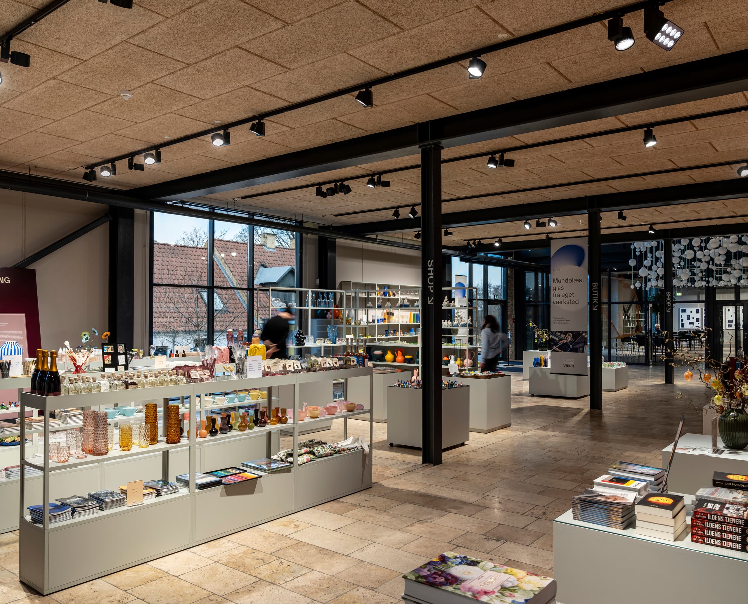 Holmegaard Værk Museumsshop mit ERCO LED-Beleuchtung für Glaswaren und Kunstobjekte.
