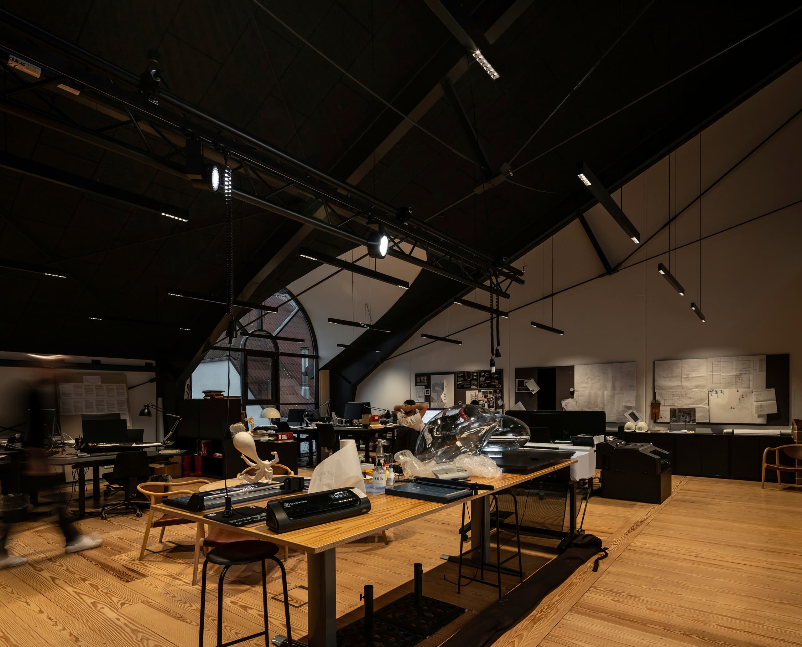 ERCO LED-Beleuchtung im Holmegaard Værk Museum, Dänemark, zur Inszenierung von Glaskunst und Architektur.