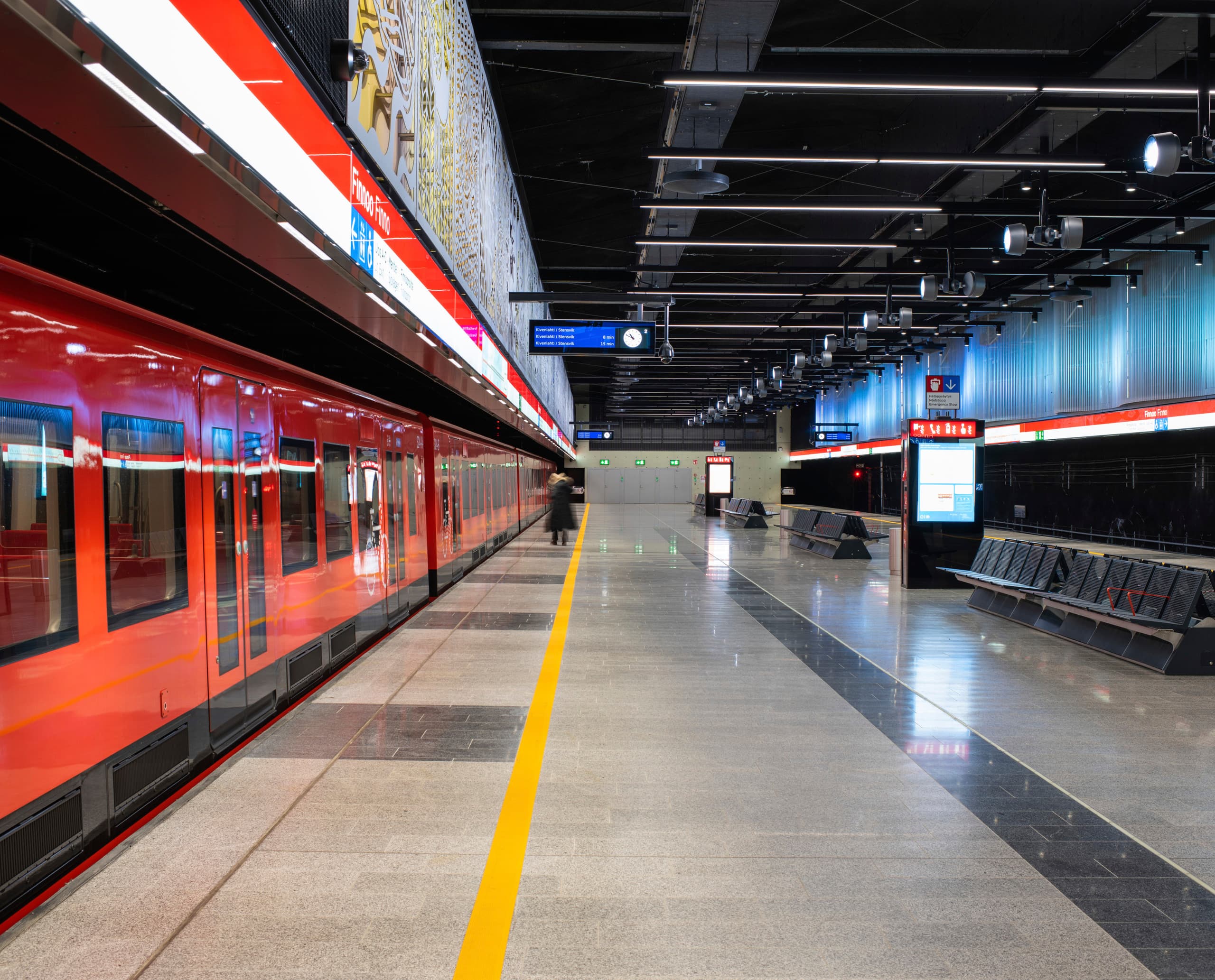 ERCO Kona Strahler beleuchten Kunst in einer Metrostation in Helsinki.