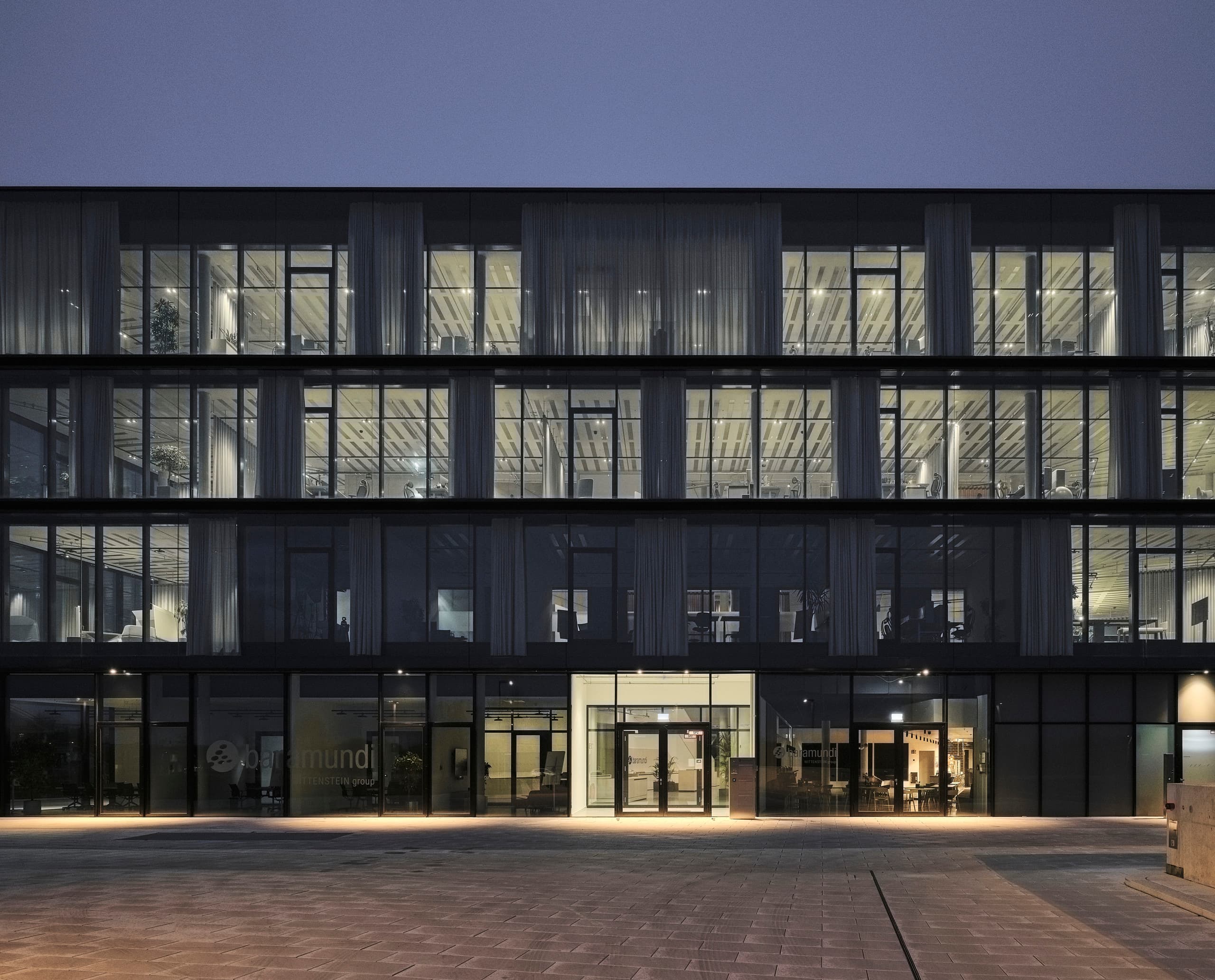 Baramundi Software AG Hauptsitz in Augsburg mit ERCO Lichtlösung für flexible Arbeitsbereiche.