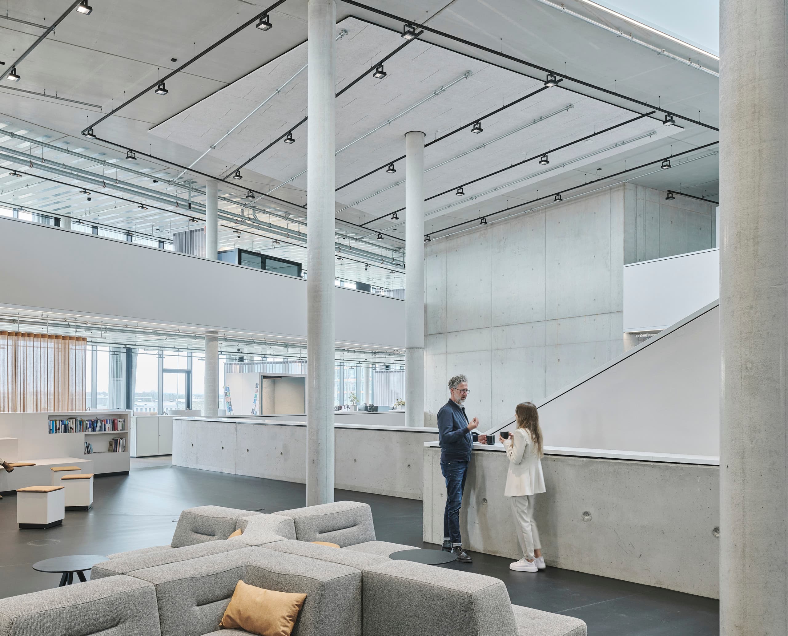 ERCO Skim Downlights an Stromschienen für flexible Bürobeleuchtung in der Baramundi Software AG, Augsburg.