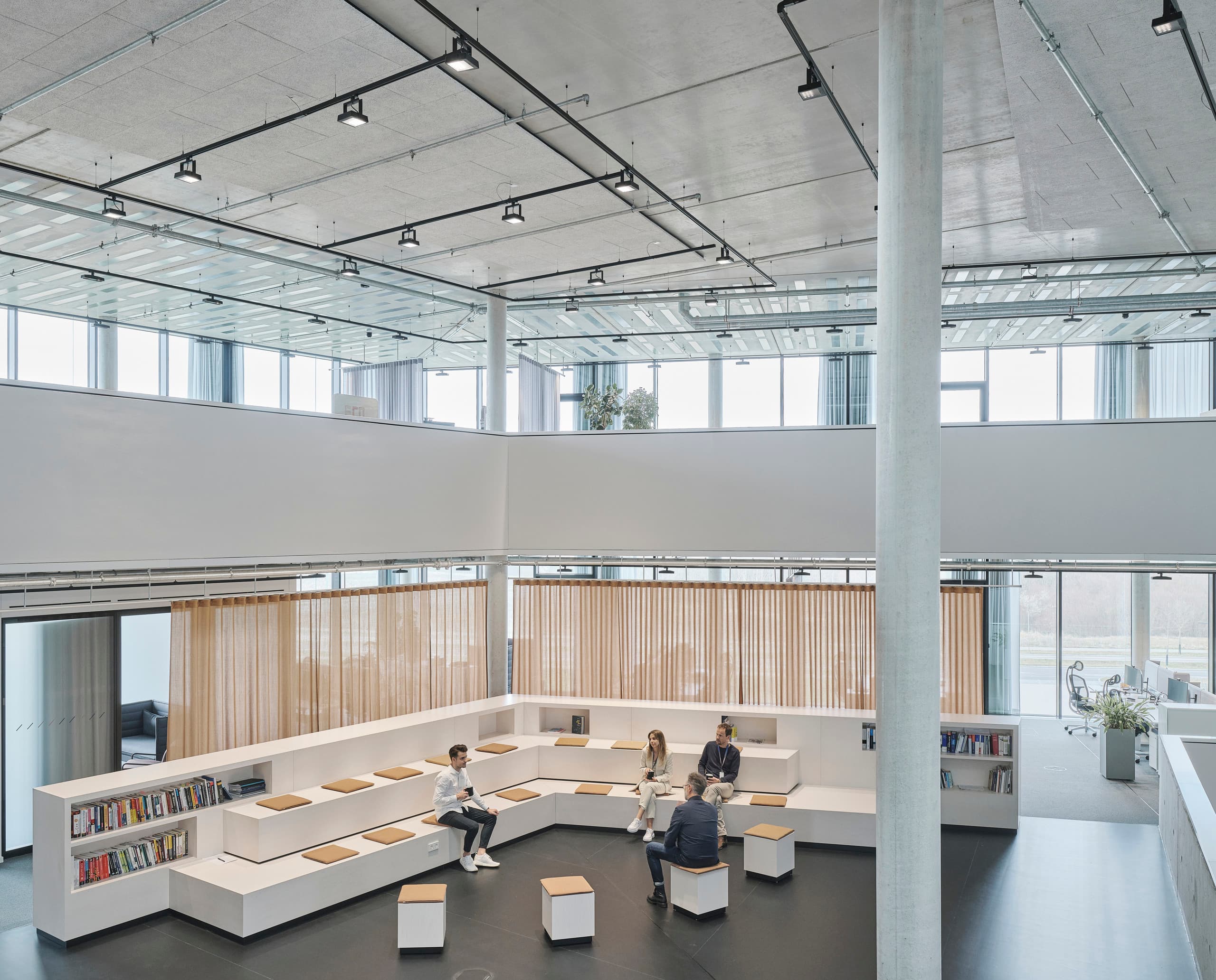 ERCO Bürobeleuchtung mit Skim Downlights und Logotec Strahlern in der Baramundi Software AG, Augsburg.