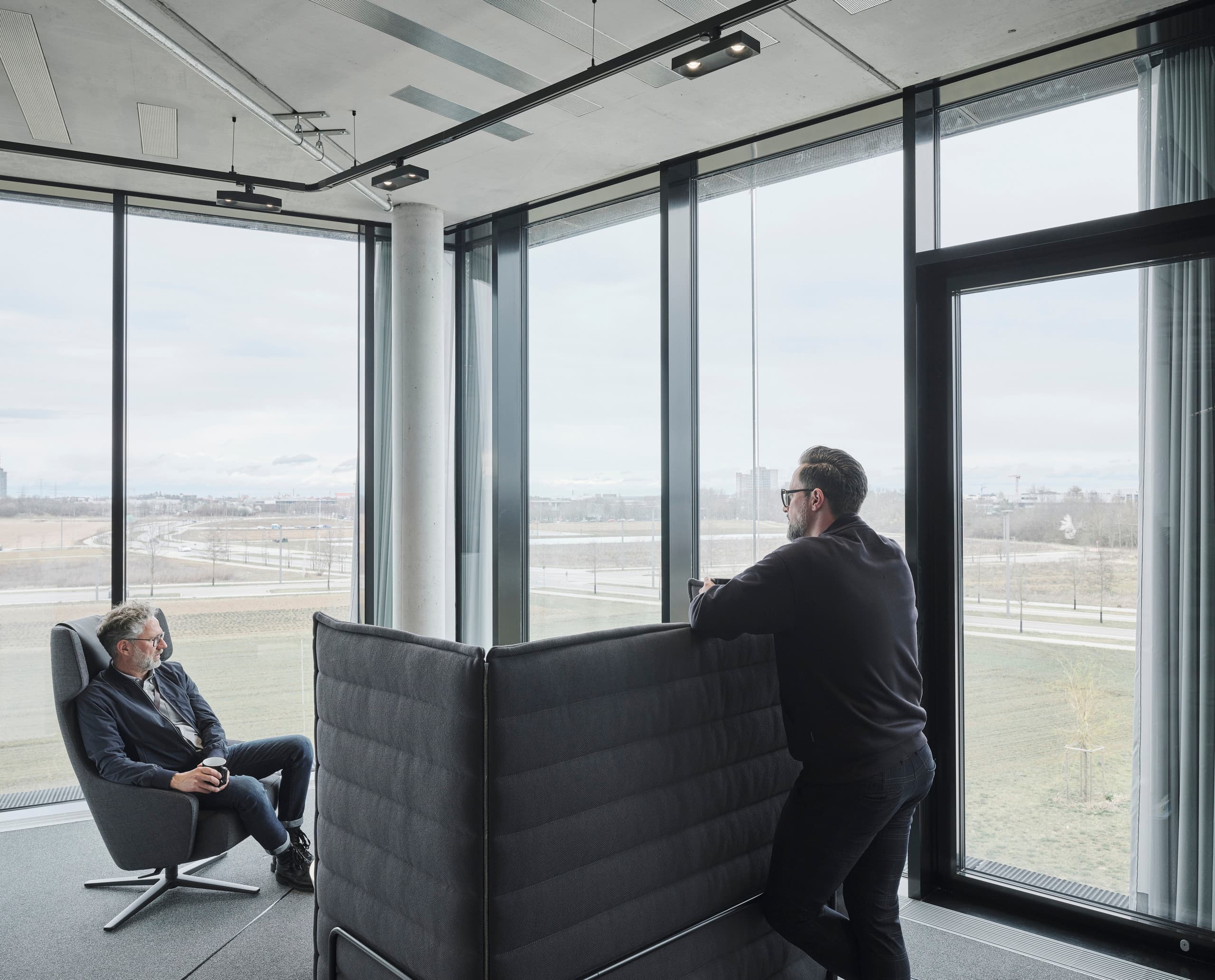 ERCO Bürobeleuchtung mit Skim Downlights und flexiblen Stromschienen für Baramundi Software AG, Augsburg.