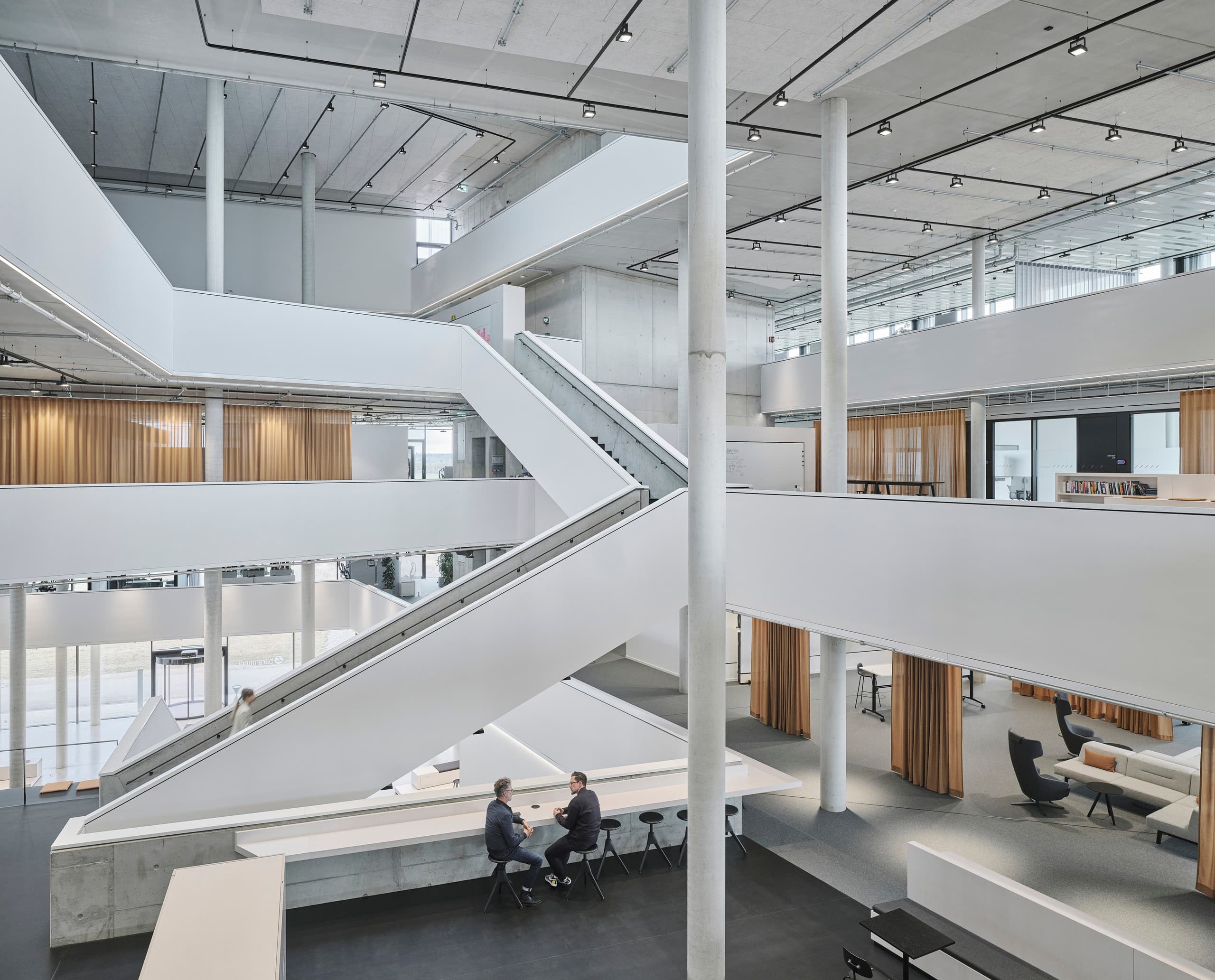 Baramundi Software AG Hauptsitz mit ERCO Lichtlösung: Skim Downlights und Logotec Strahler für flexible Bürobeleuchtung.