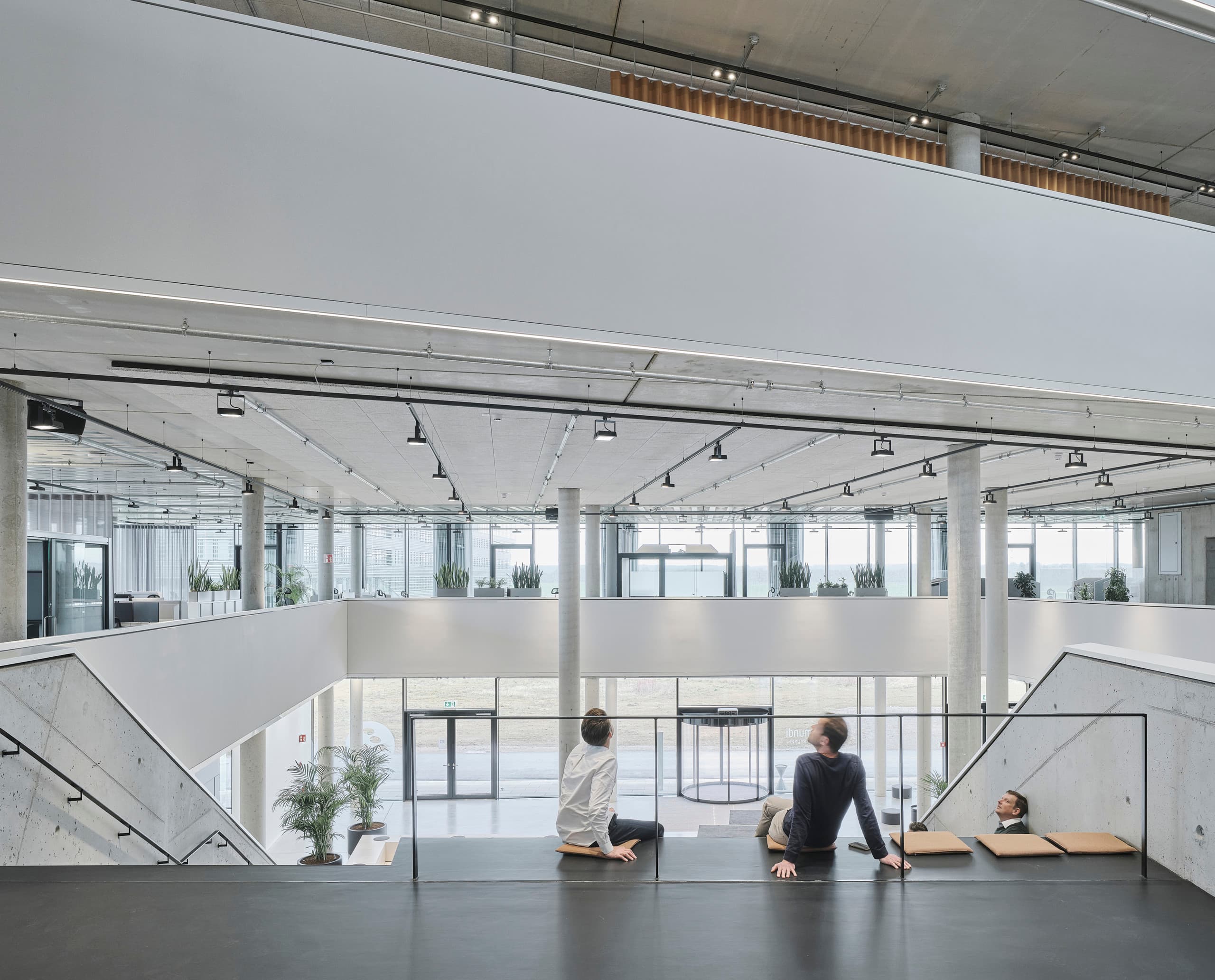 ERCO Skim Downlights auf Schienen beleuchten das Büro der Baramundi Software AG mit flexibler Arbeitsplatzbeleuchtung.