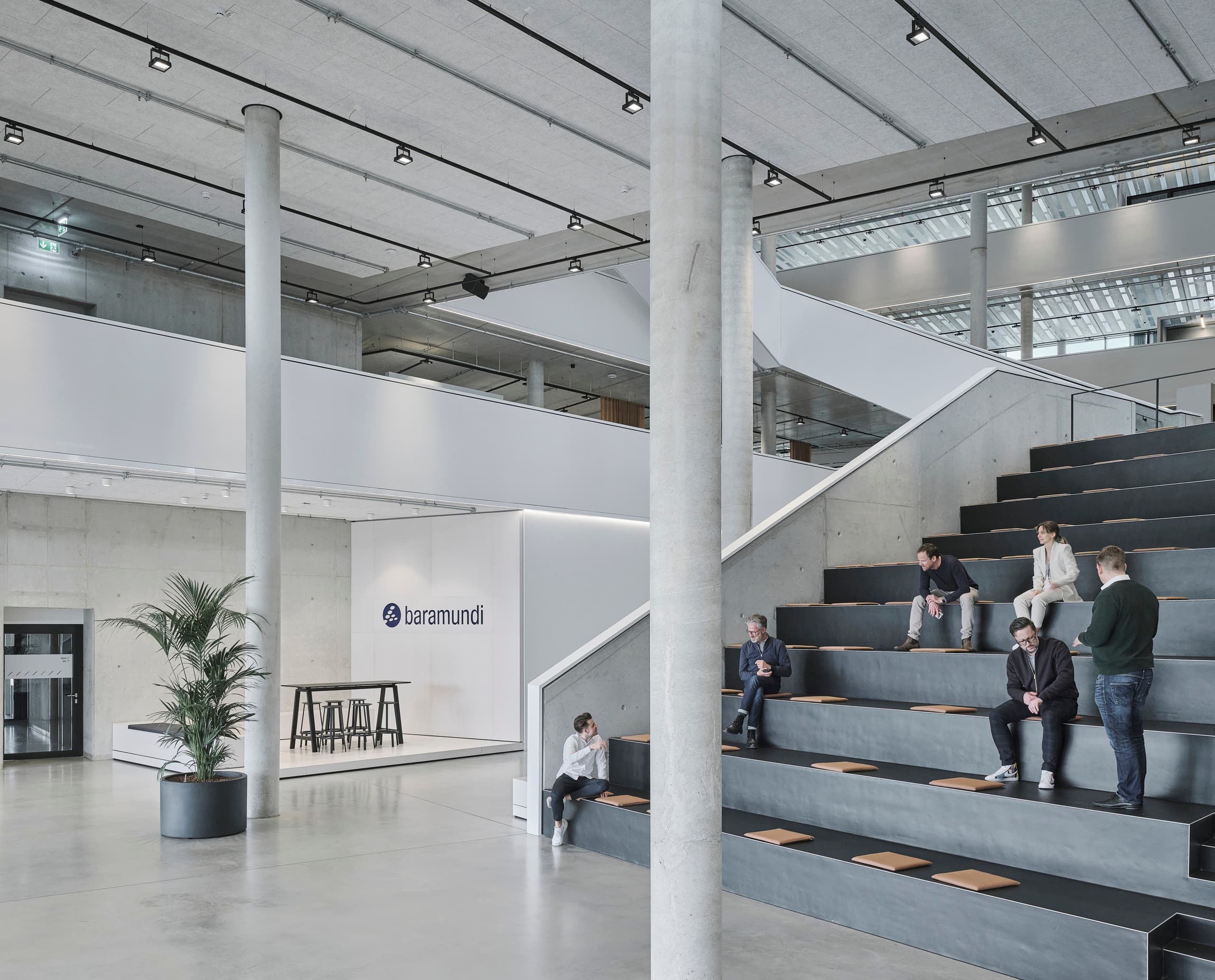 Baramundi Software AG Hauptsitz mit ERCO Lichtlösung: flexible Arbeitsbereiche und hohe Räume mit neutralweißem Licht.
