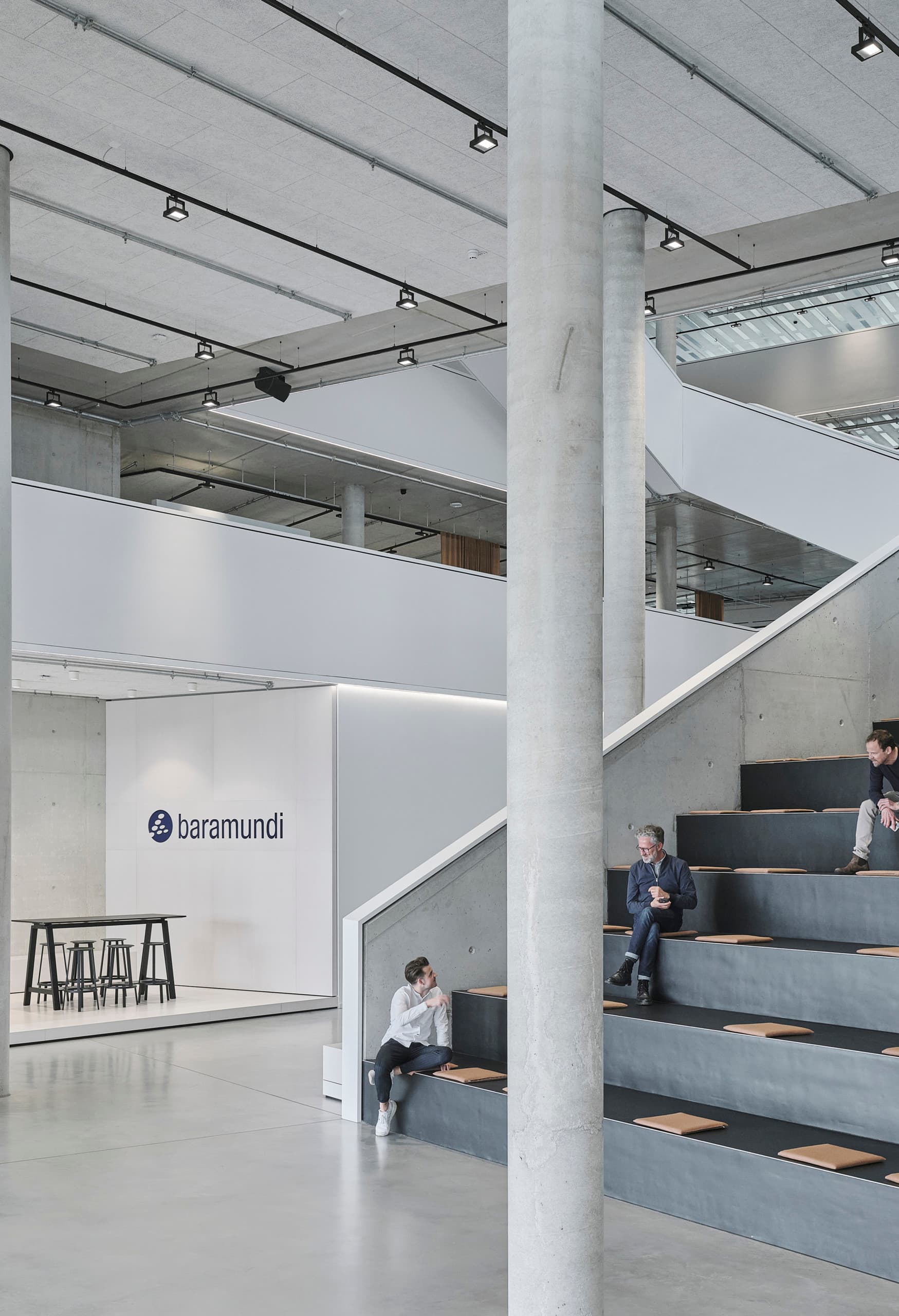 Baramundi Software AG Hauptsitz mit ERCO Lichtlösung: flexible Arbeitsbereiche und hohe Räume mit neutralweißem Licht.