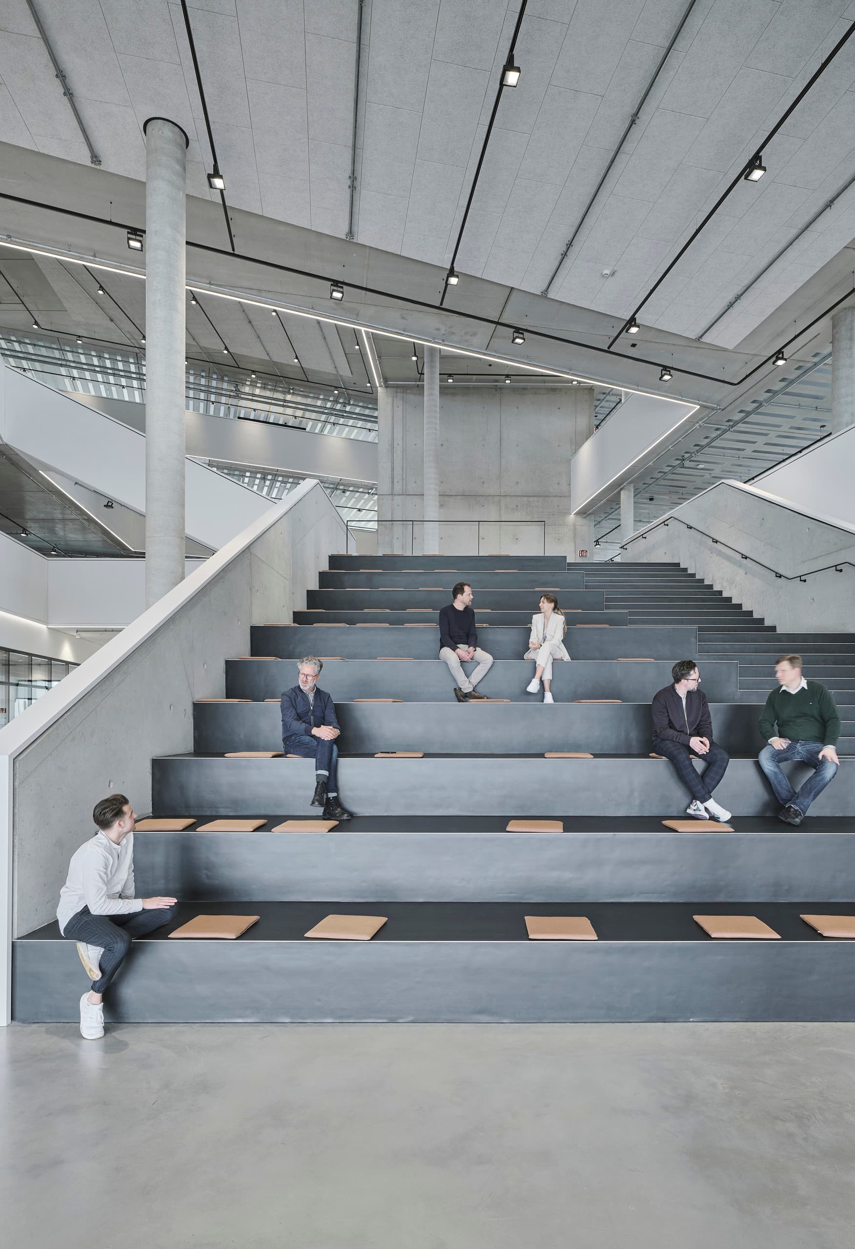 ERCO Track-Lichtlösung in der Baramundi Software AG, Augsburg, für flexible Bürobereiche und hohe Räume.