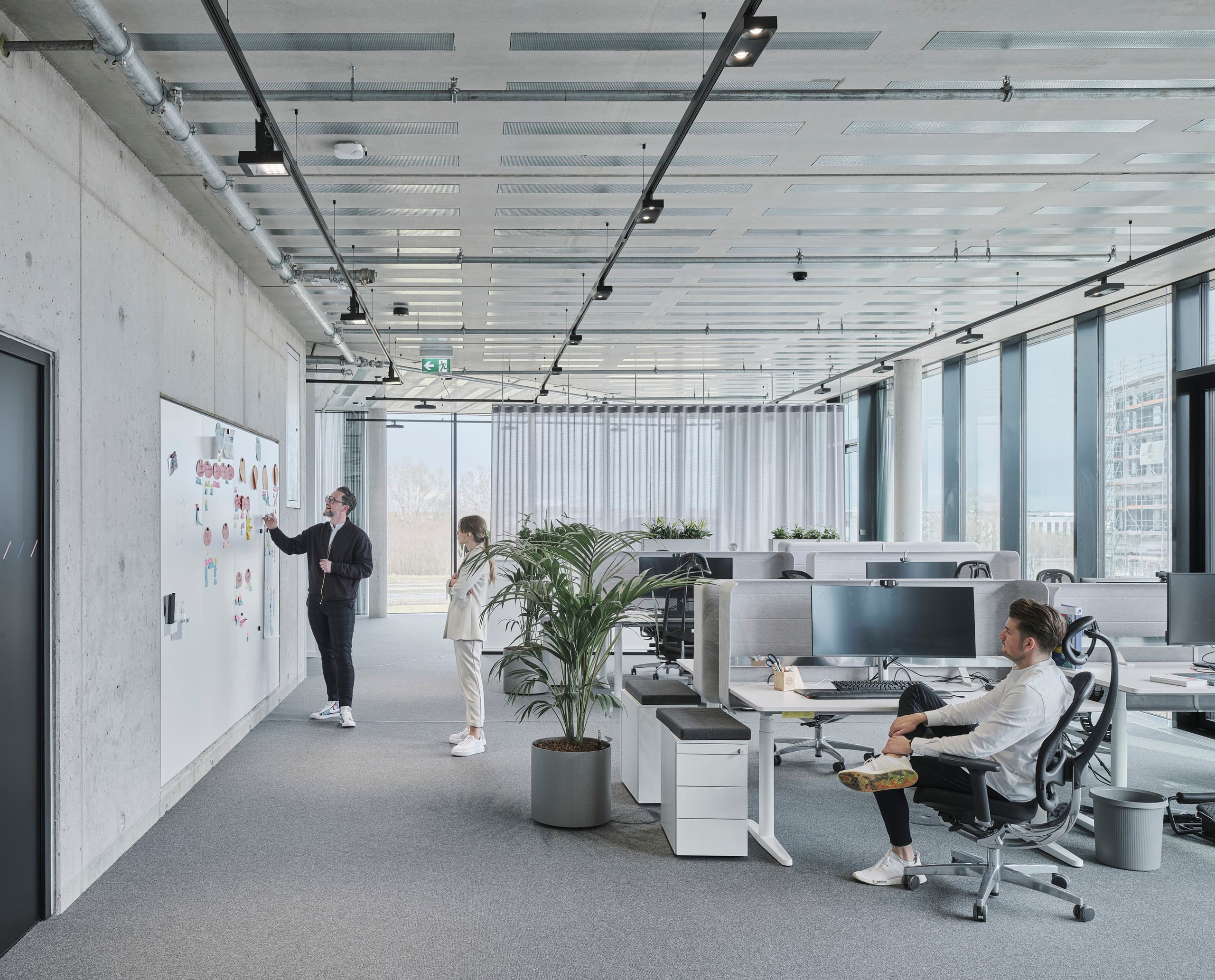 ERCO Bürobeleuchtung mit Skim Downlights und Logotec Strahlern für flexible Arbeitsbereiche in der Baramundi Software AG.