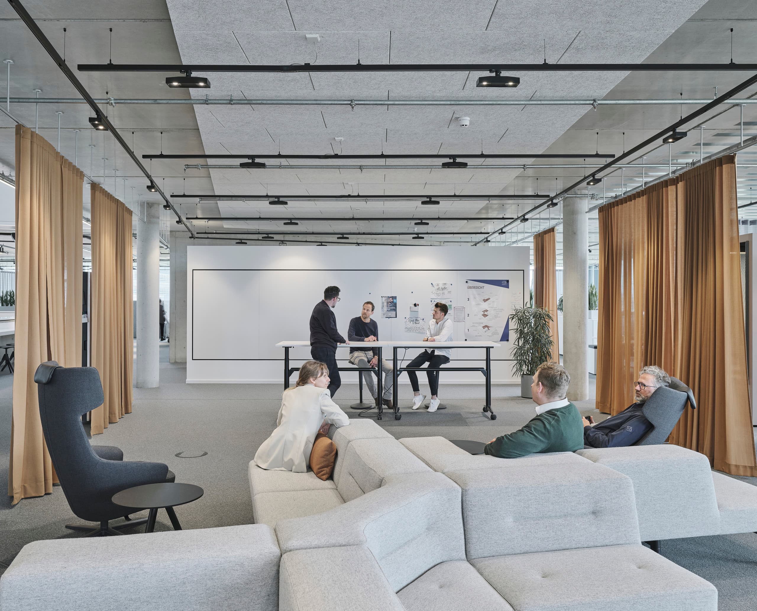 ERCO Skim Downlights an Stromschienen für flexible Bürobeleuchtung in Augsburg.