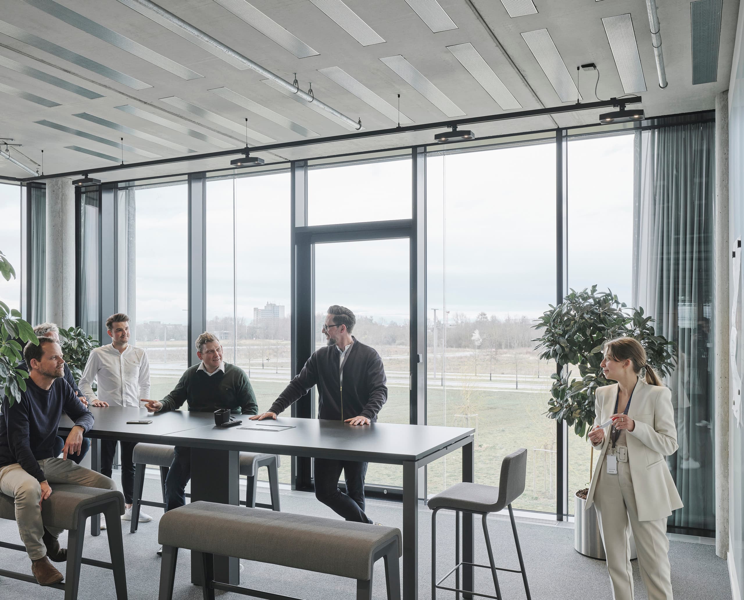 ERCO Skim Downlights beleuchten einen Konferenzraum mit flexibler Bürobeleuchtung und neutralweißem Licht.