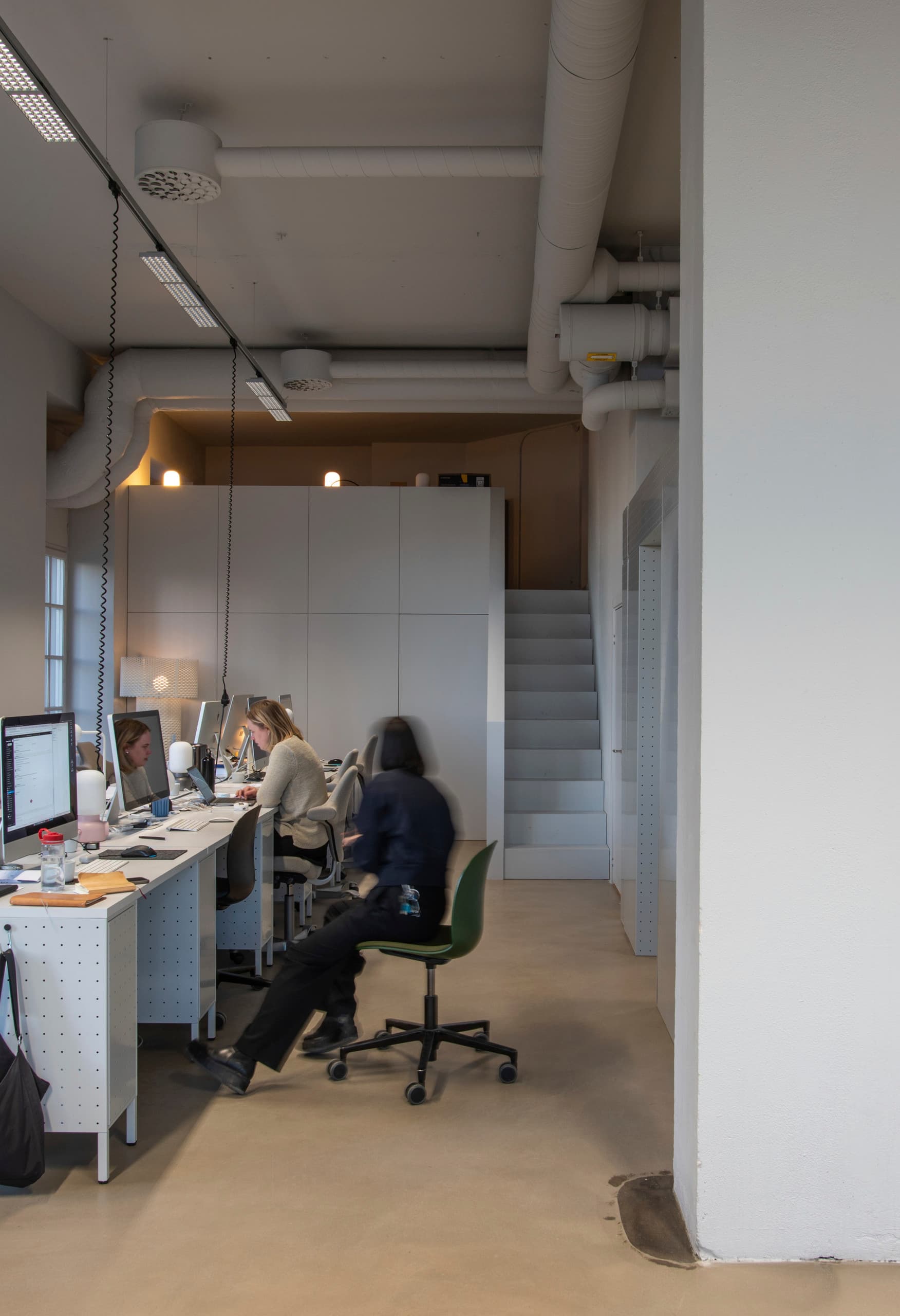 Flexibles ERCO Lichtdesign mit Jilly Downlights im Form Us With Love Designstudio in Stockholm.